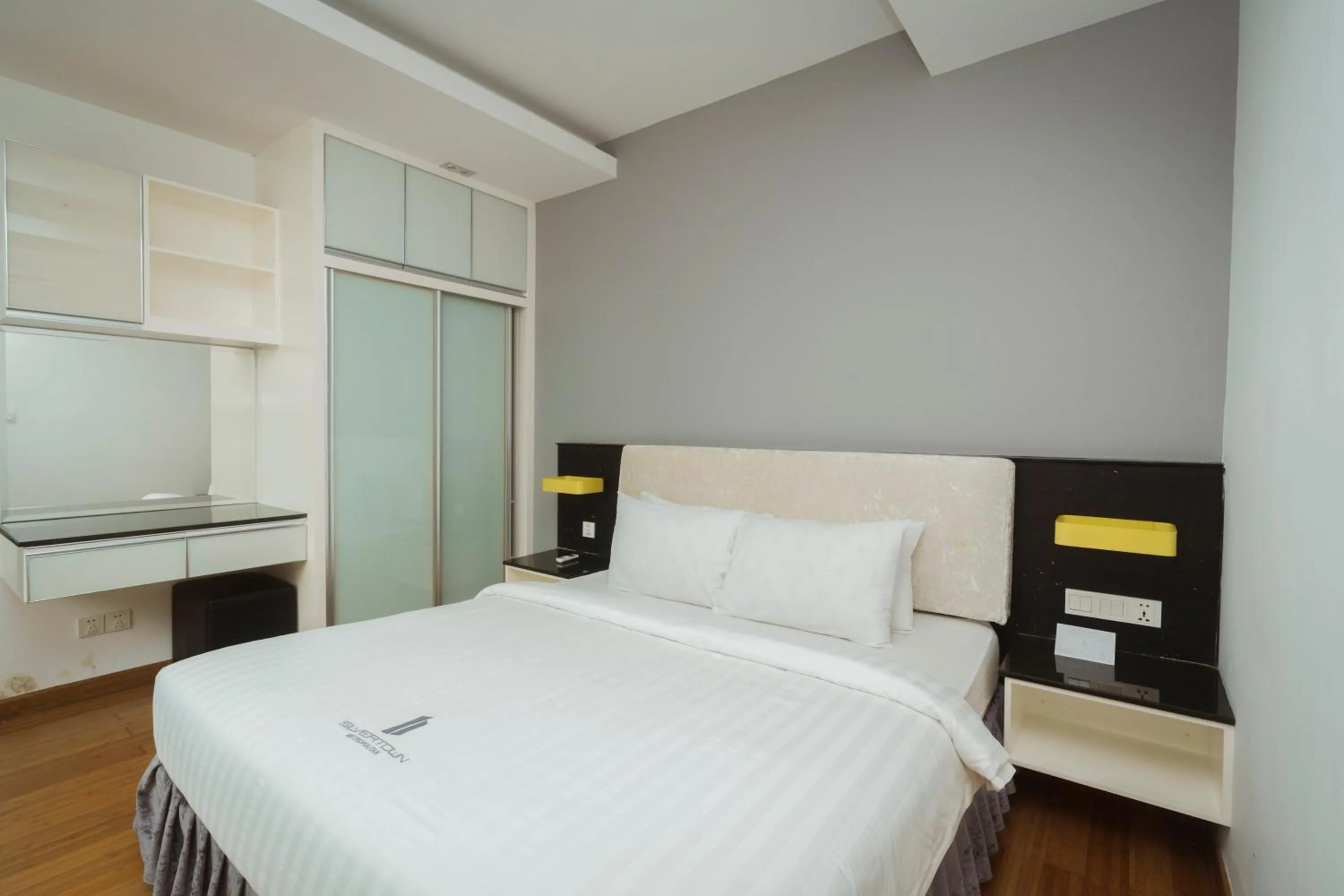 Bedroom, Bed in Naki Suites @ Silvertown
