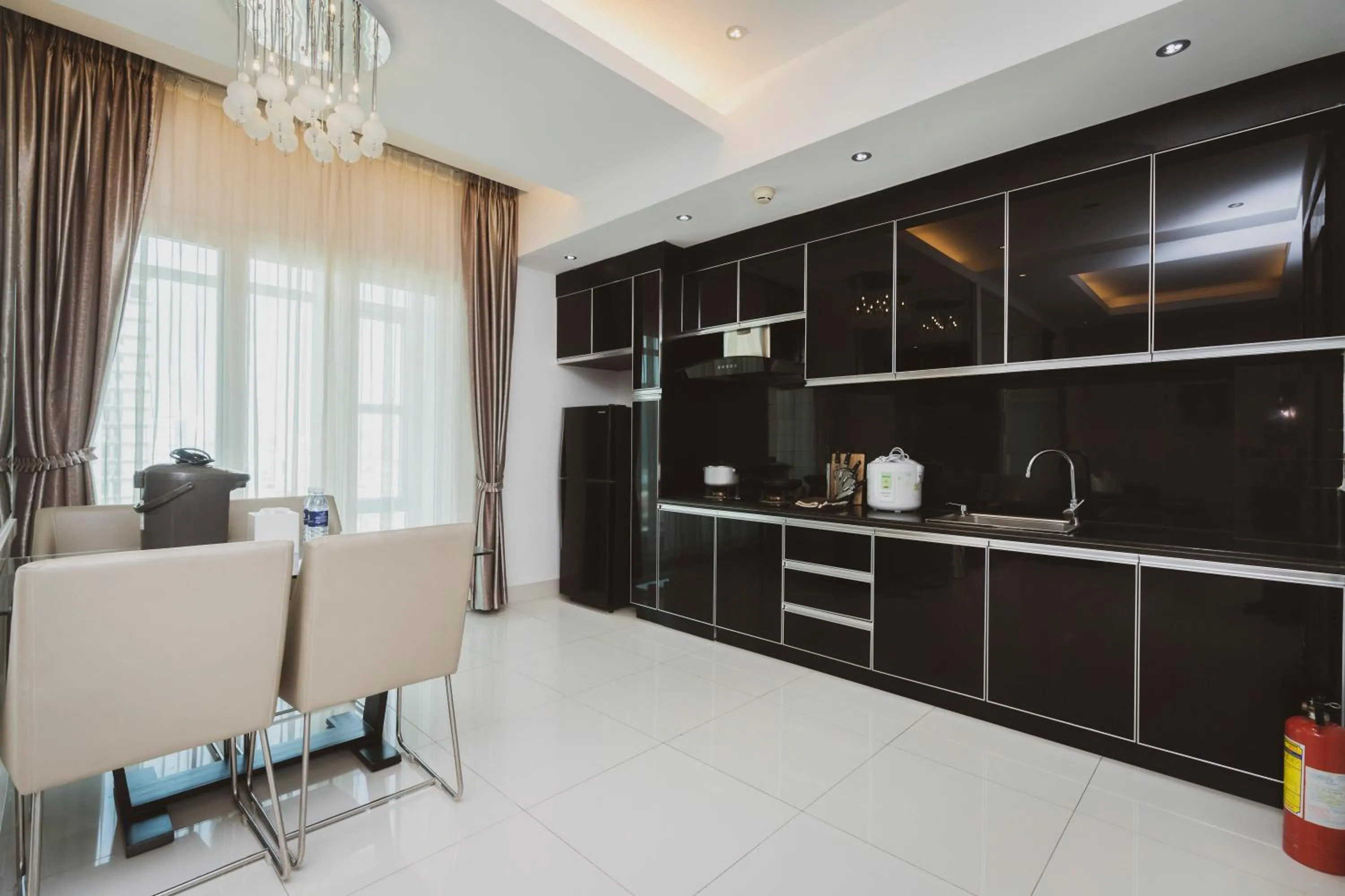 Kitchen or kitchenette in Naki Suites @ Silvertown