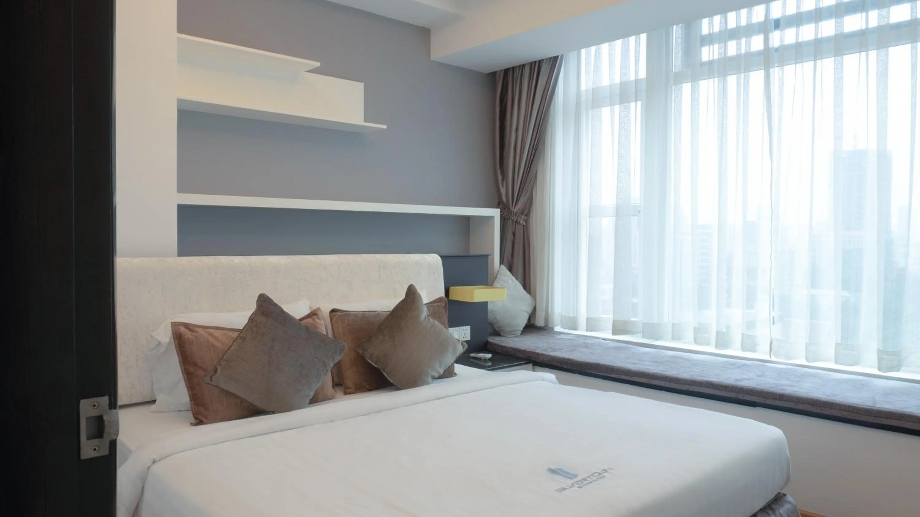 Bedroom, Bed in Naki Suites @ Silvertown