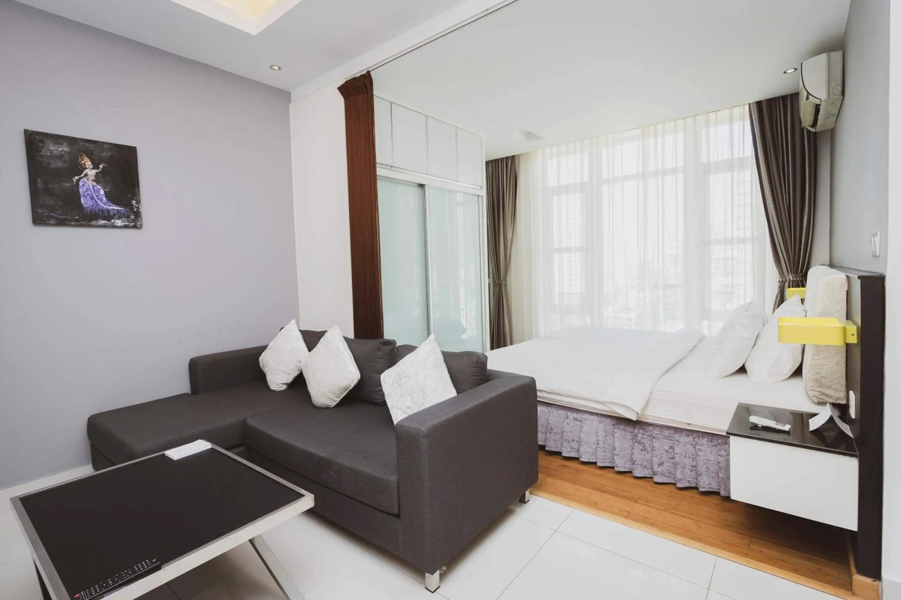 Bedroom, Bed in Naki Suites @ Silvertown