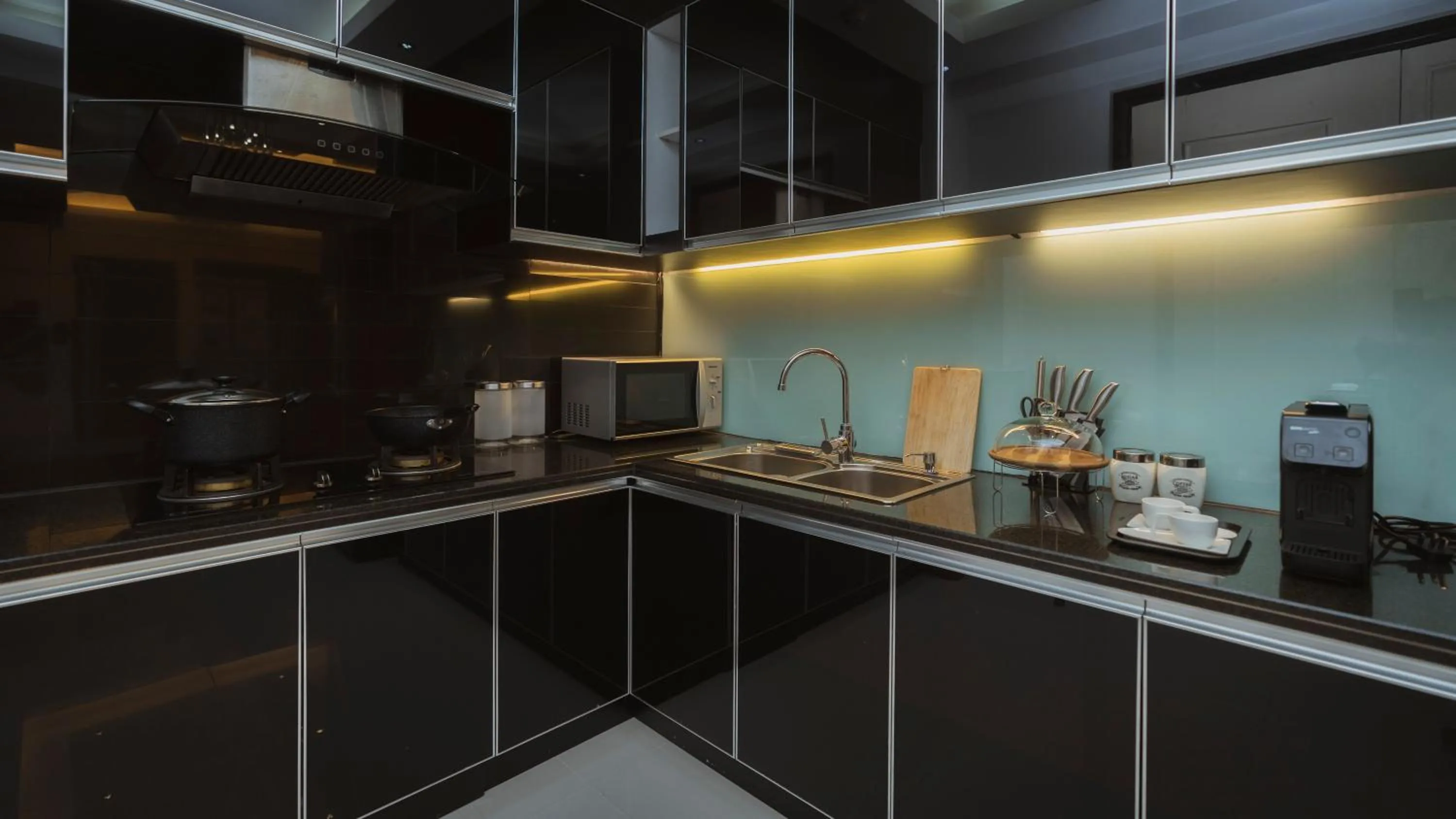 Kitchen or kitchenette in Naki Suites @ Silvertown