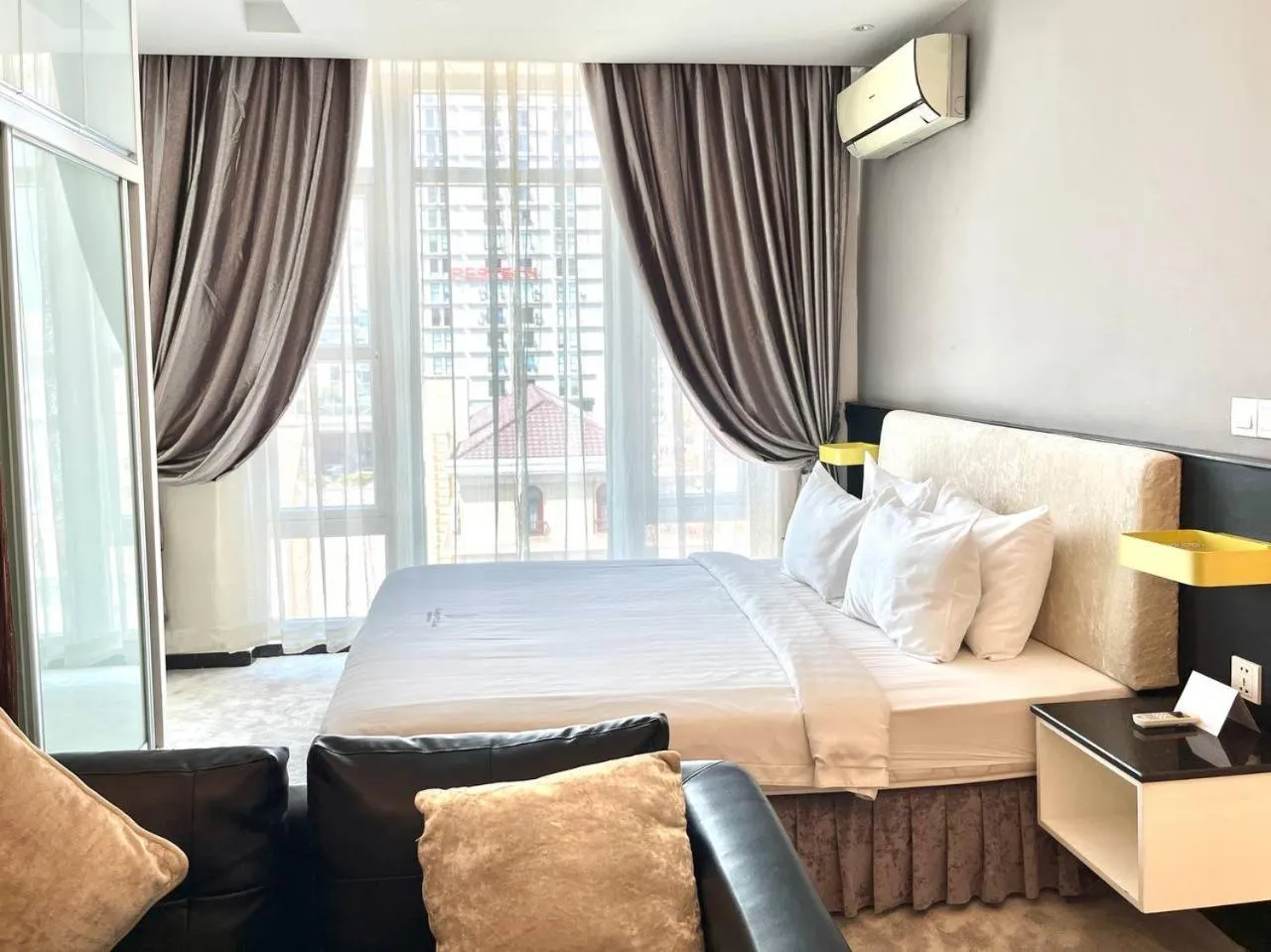 Bedroom, Bed in Naki Suites @ Silvertown