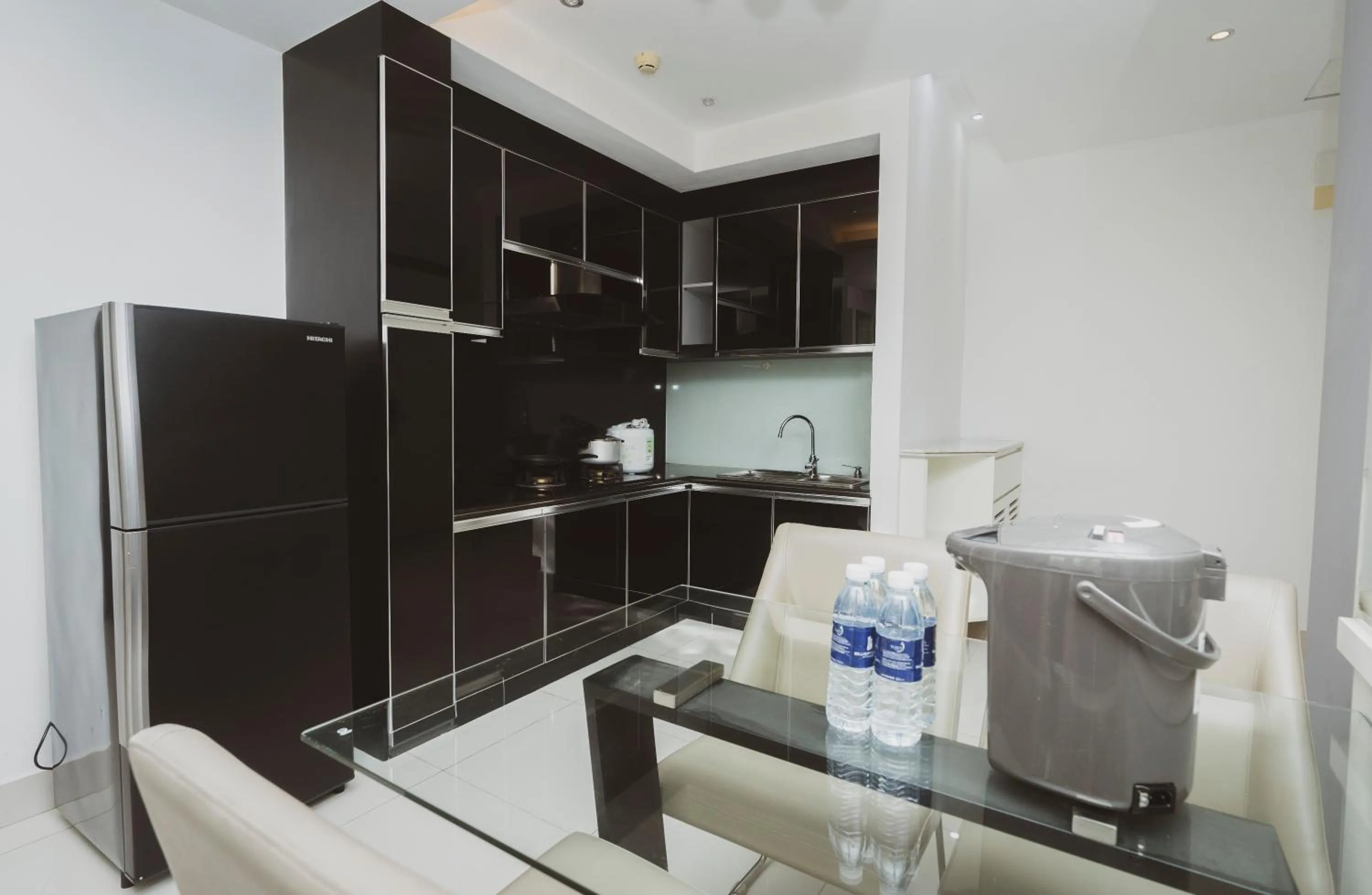 Kitchen or kitchenette in Naki Suites @ Silvertown