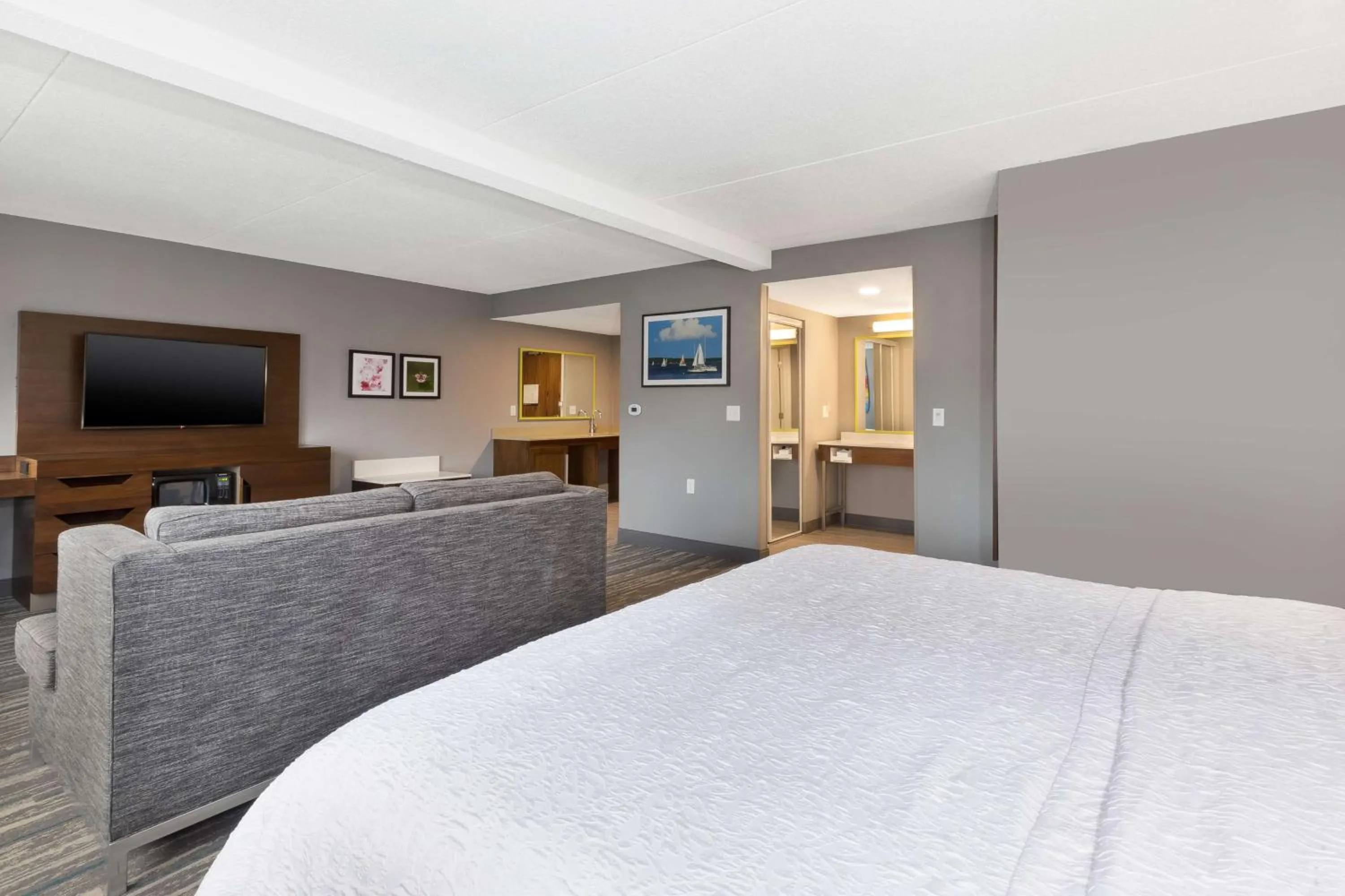 Bedroom in Hampton Inn Traverse City