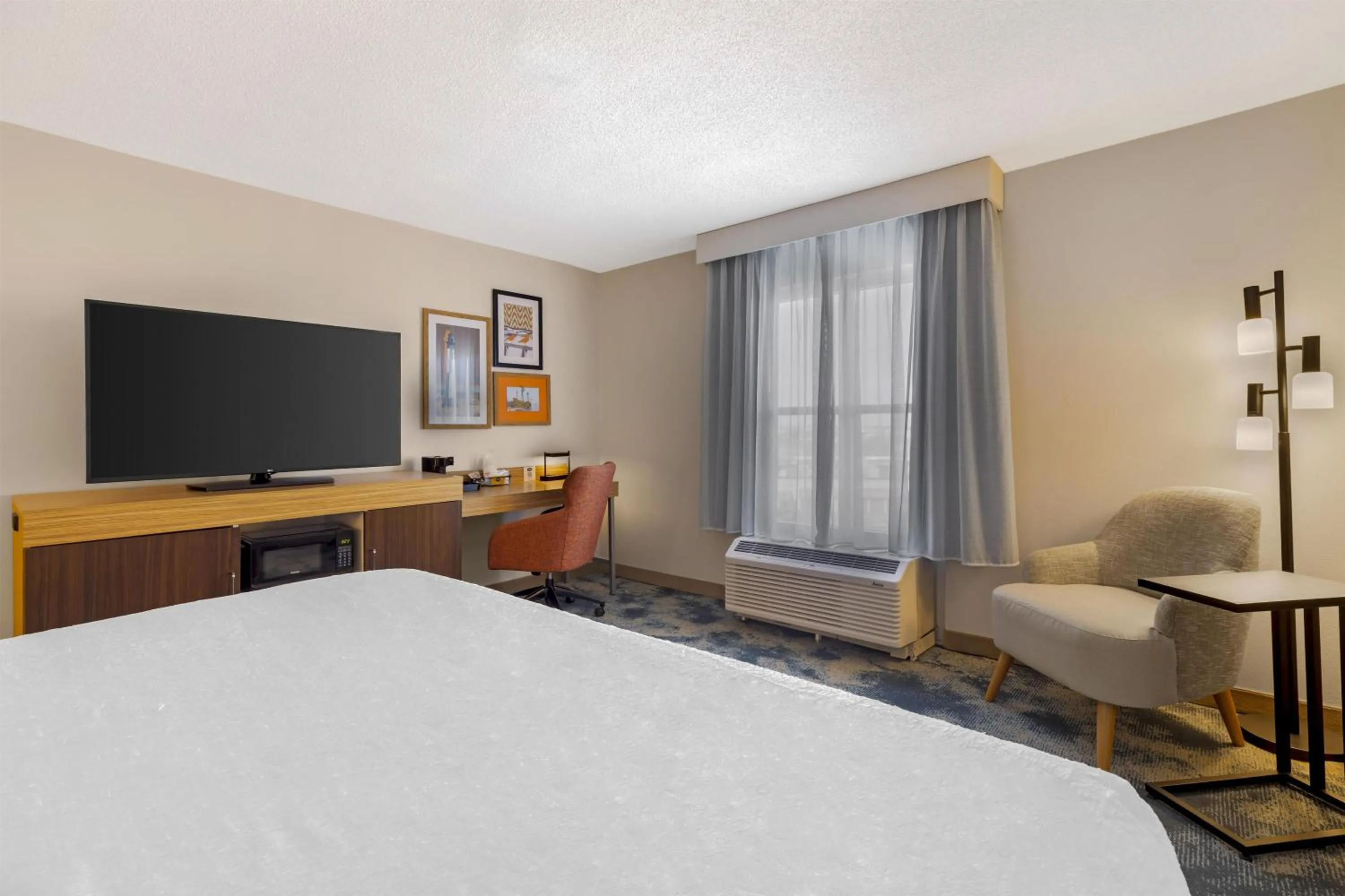 Bed in Hampton Inn & Suites by Hilton Plymouth