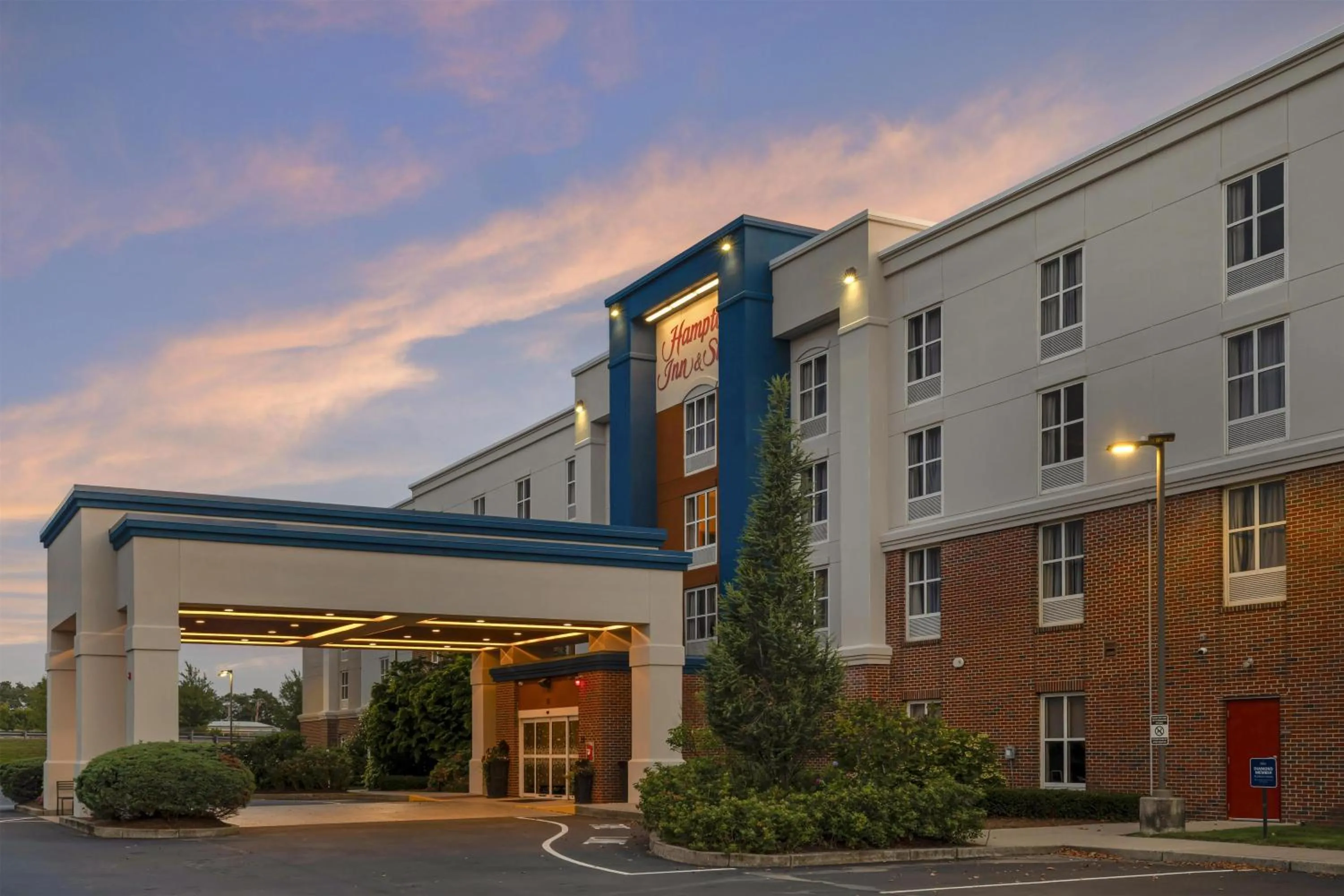 Property building in Hampton Inn & Suites by Hilton Plymouth