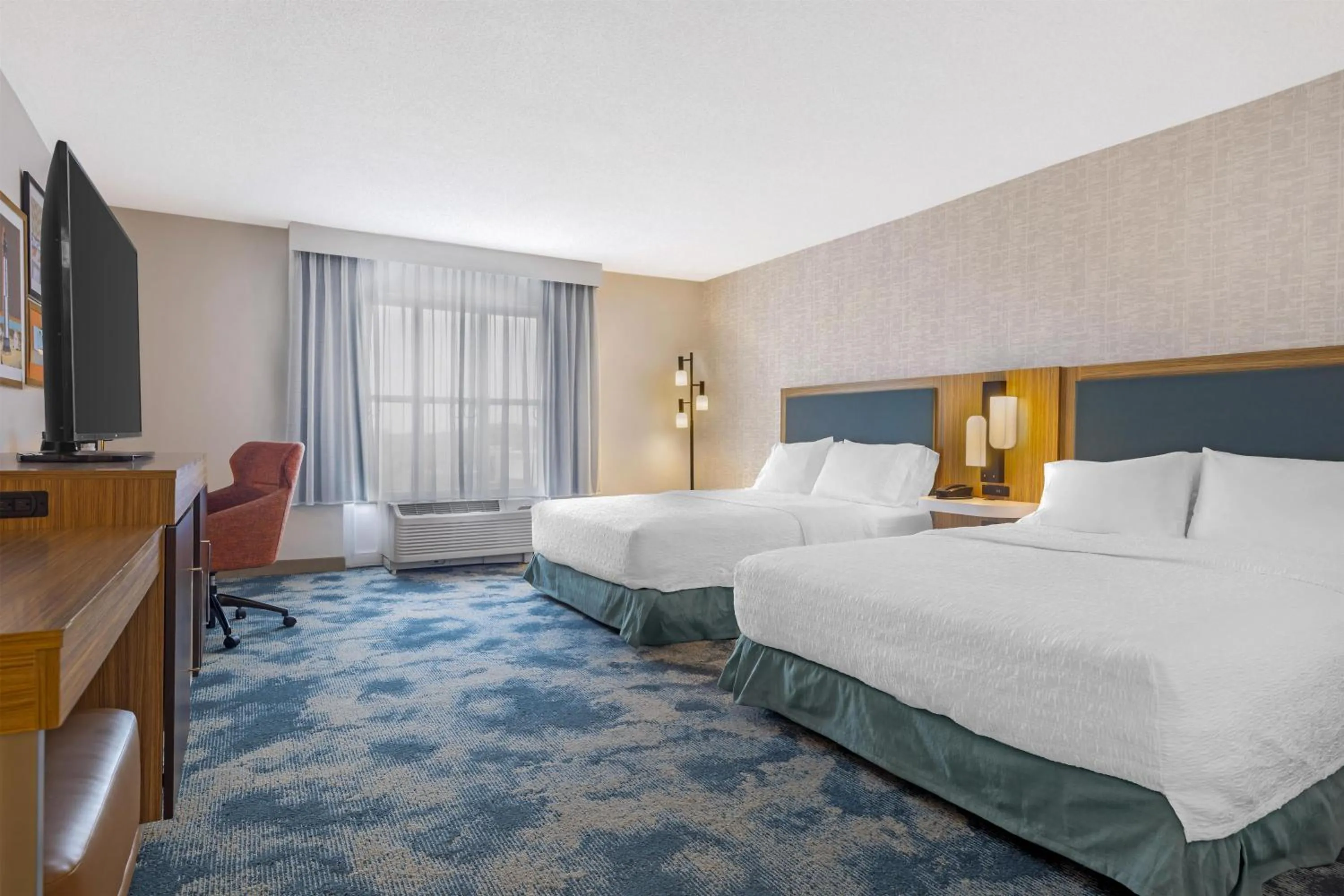 Bed in Hampton Inn & Suites by Hilton Plymouth