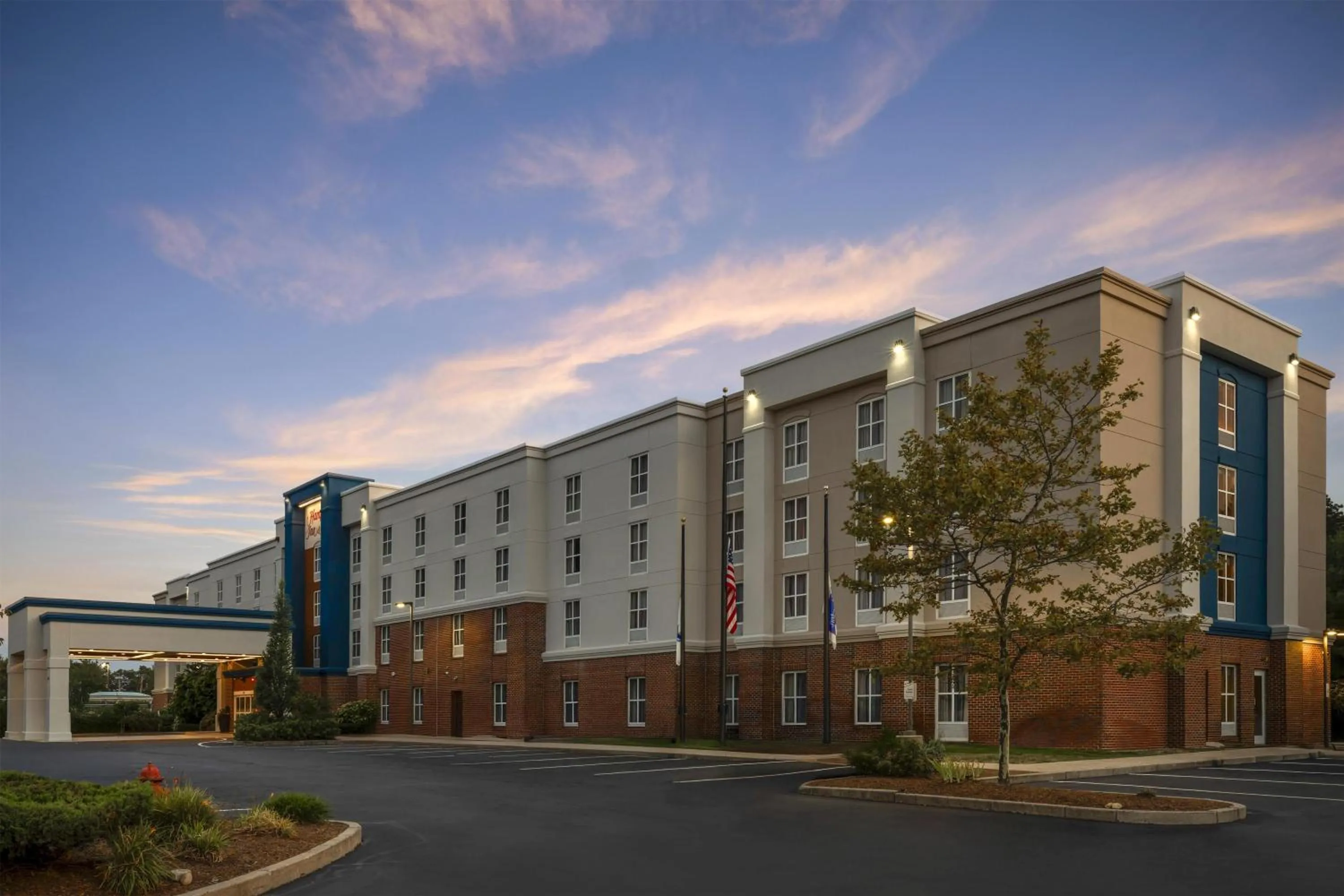 Property building in Hampton Inn & Suites by Hilton Plymouth