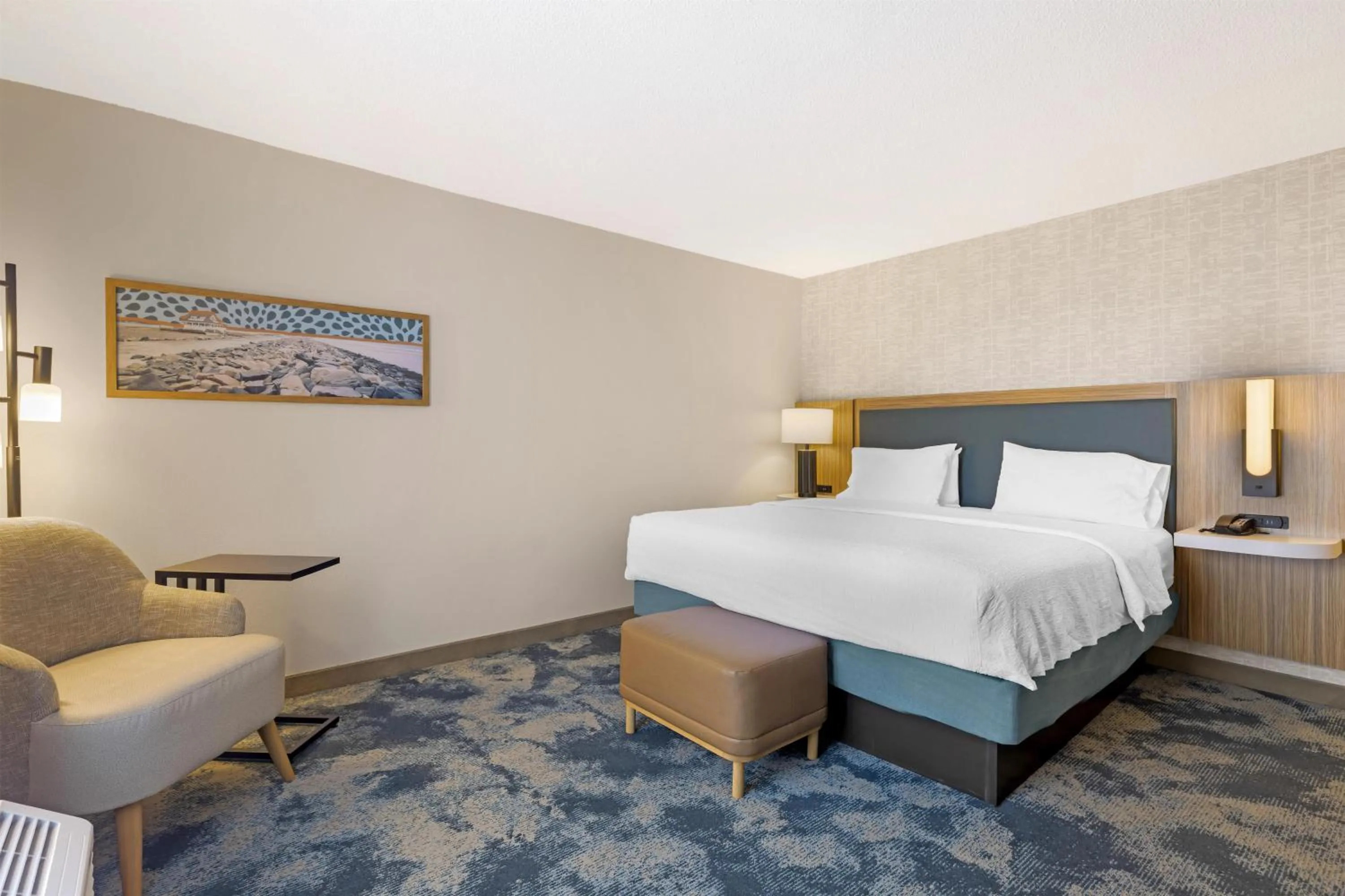 Bed in Hampton Inn & Suites by Hilton Plymouth