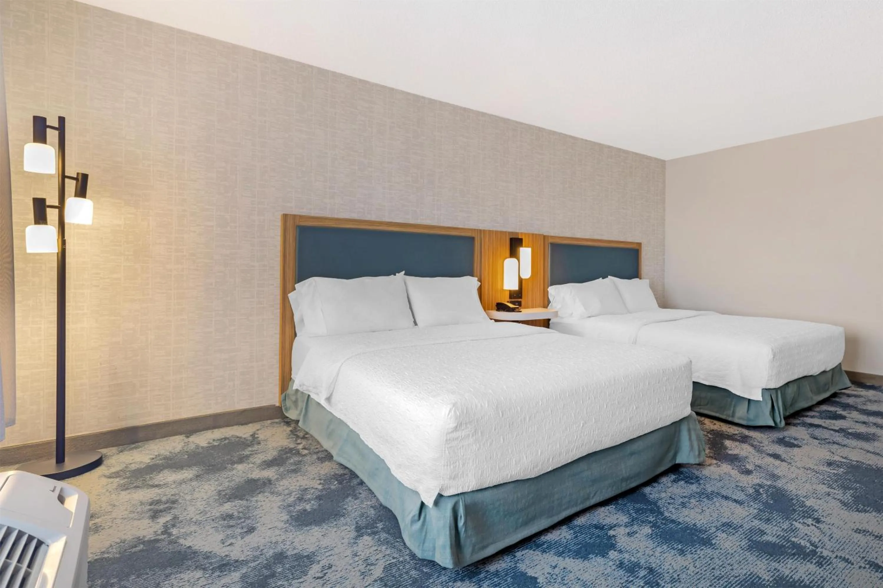Bed in Hampton Inn & Suites by Hilton Plymouth