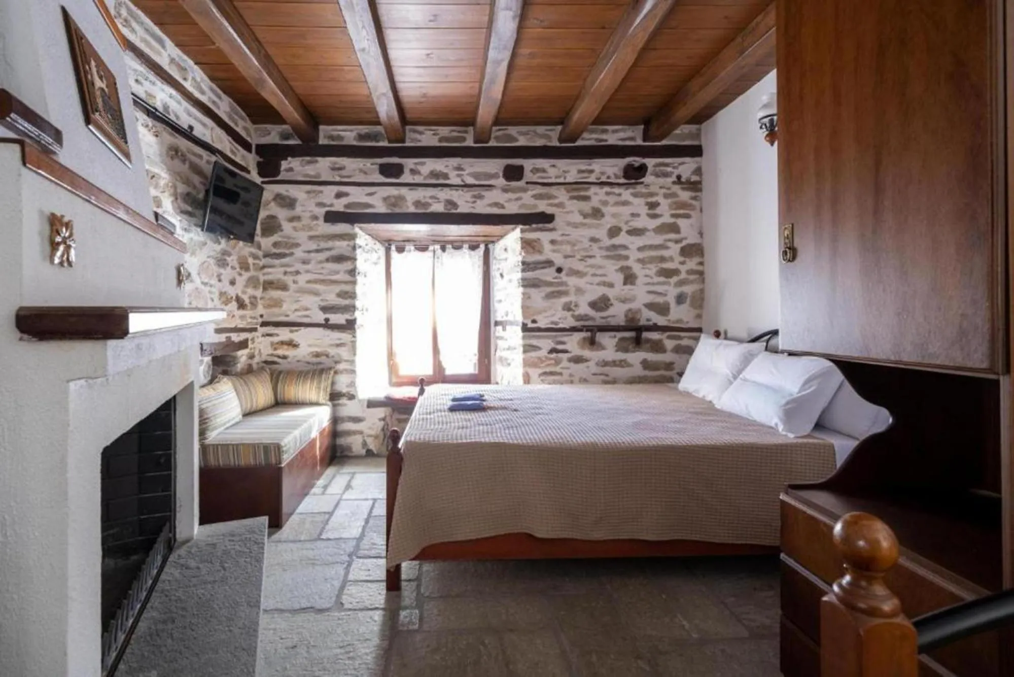 flat iron, Bed in Archontiko Michael Pelion