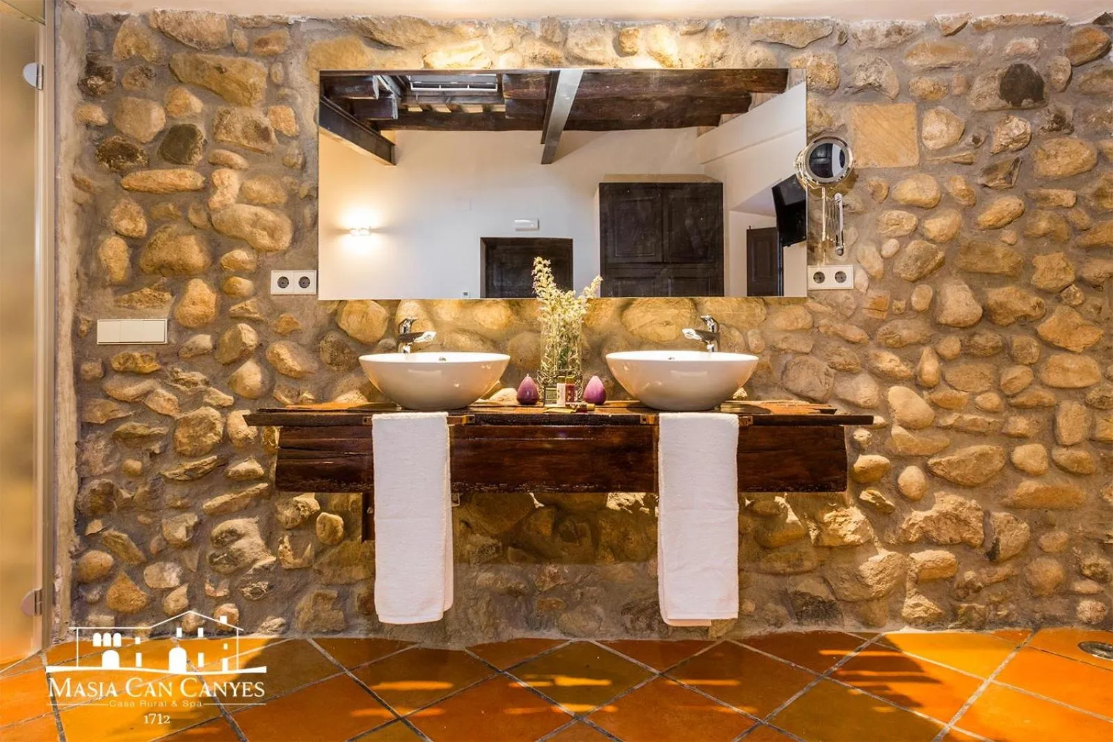 Bathroom in Masia Can Canyes & Spa