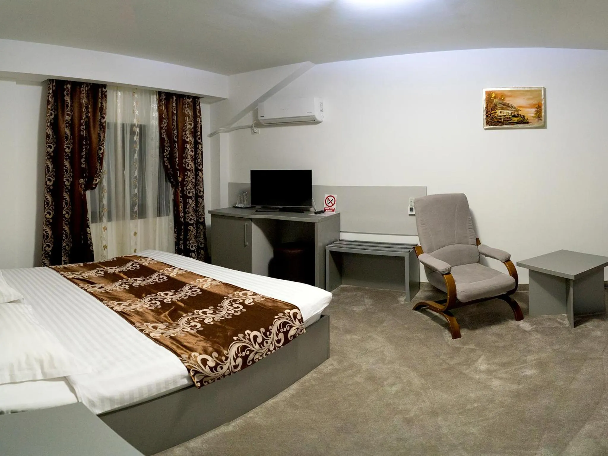 Shower, Bed in Marigab