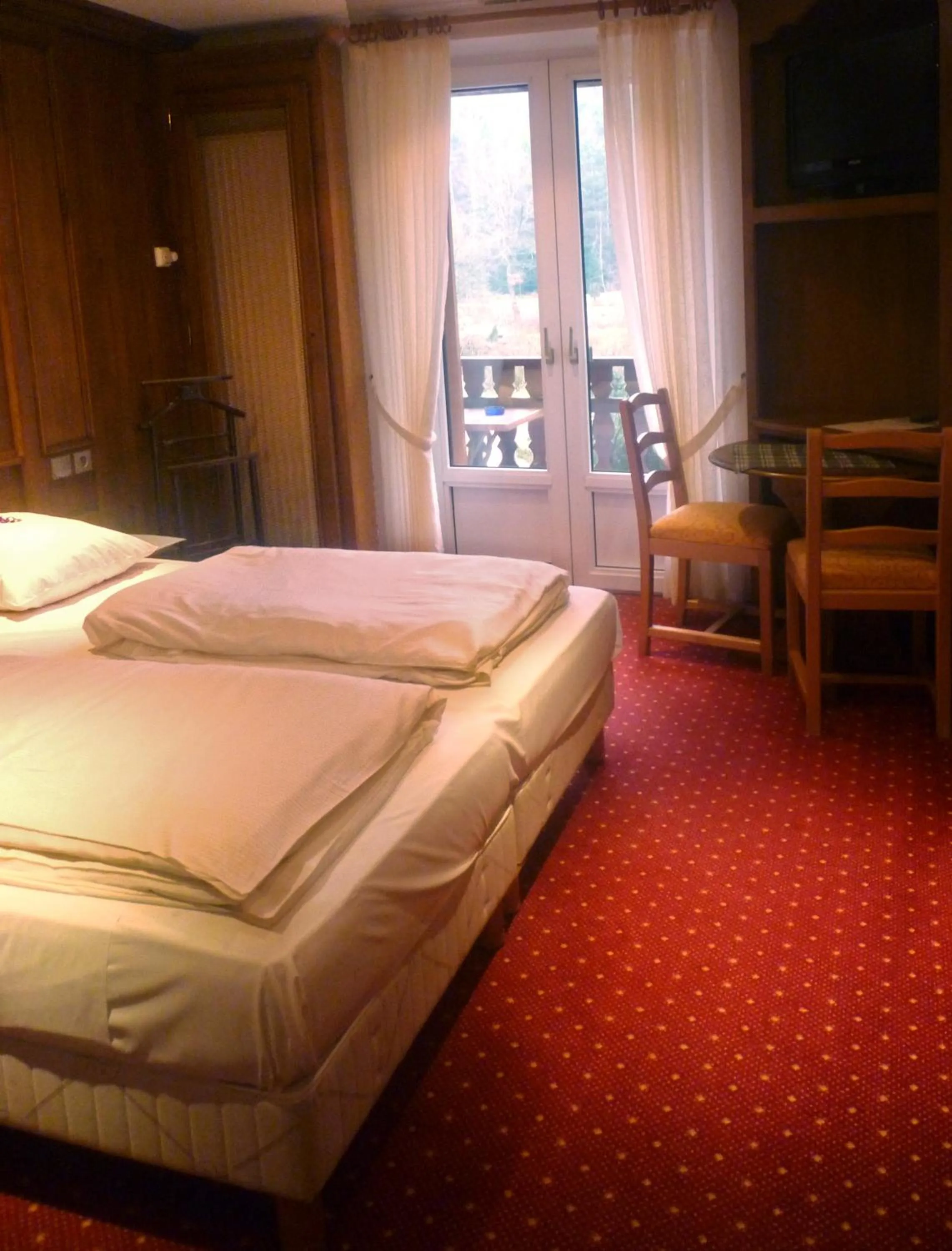 Bedroom, Bed in Logis Hôtel-Restaurant Auberge d'Imsthal