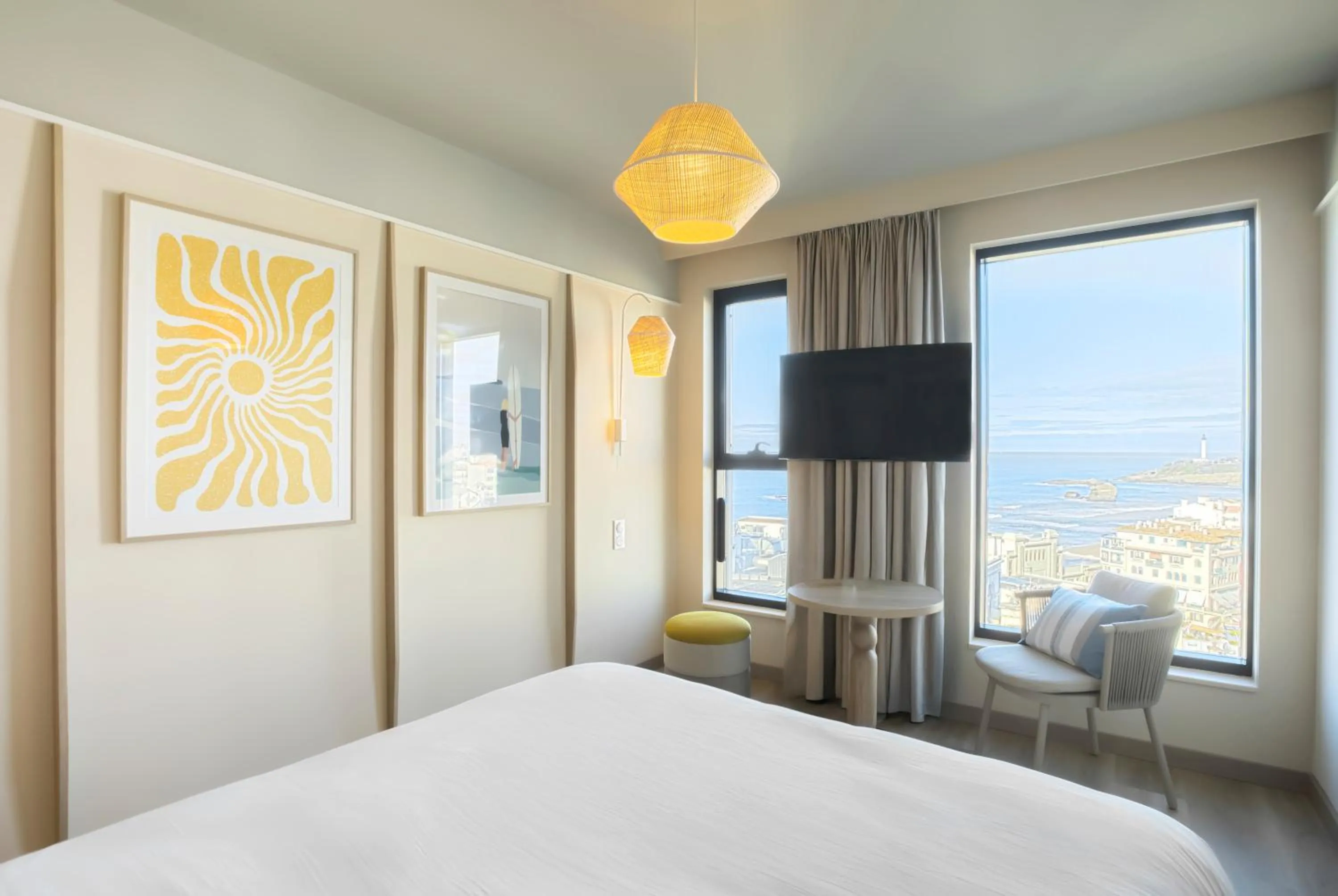 Sea view, Bed in Mercure Président Biarritz Plage