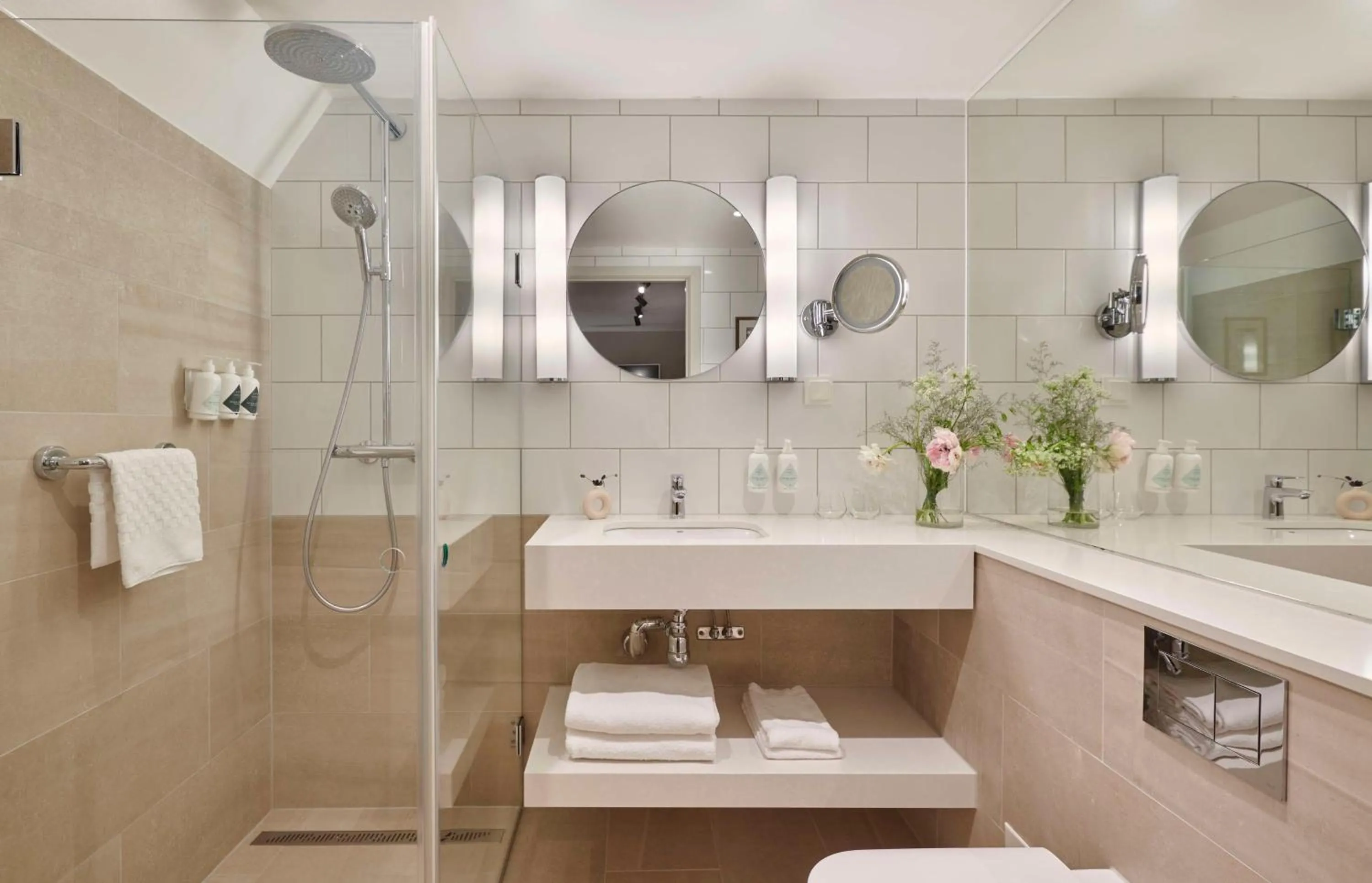 Bathroom in Hôtel Reisen in The Unbound Collection by Hyatt