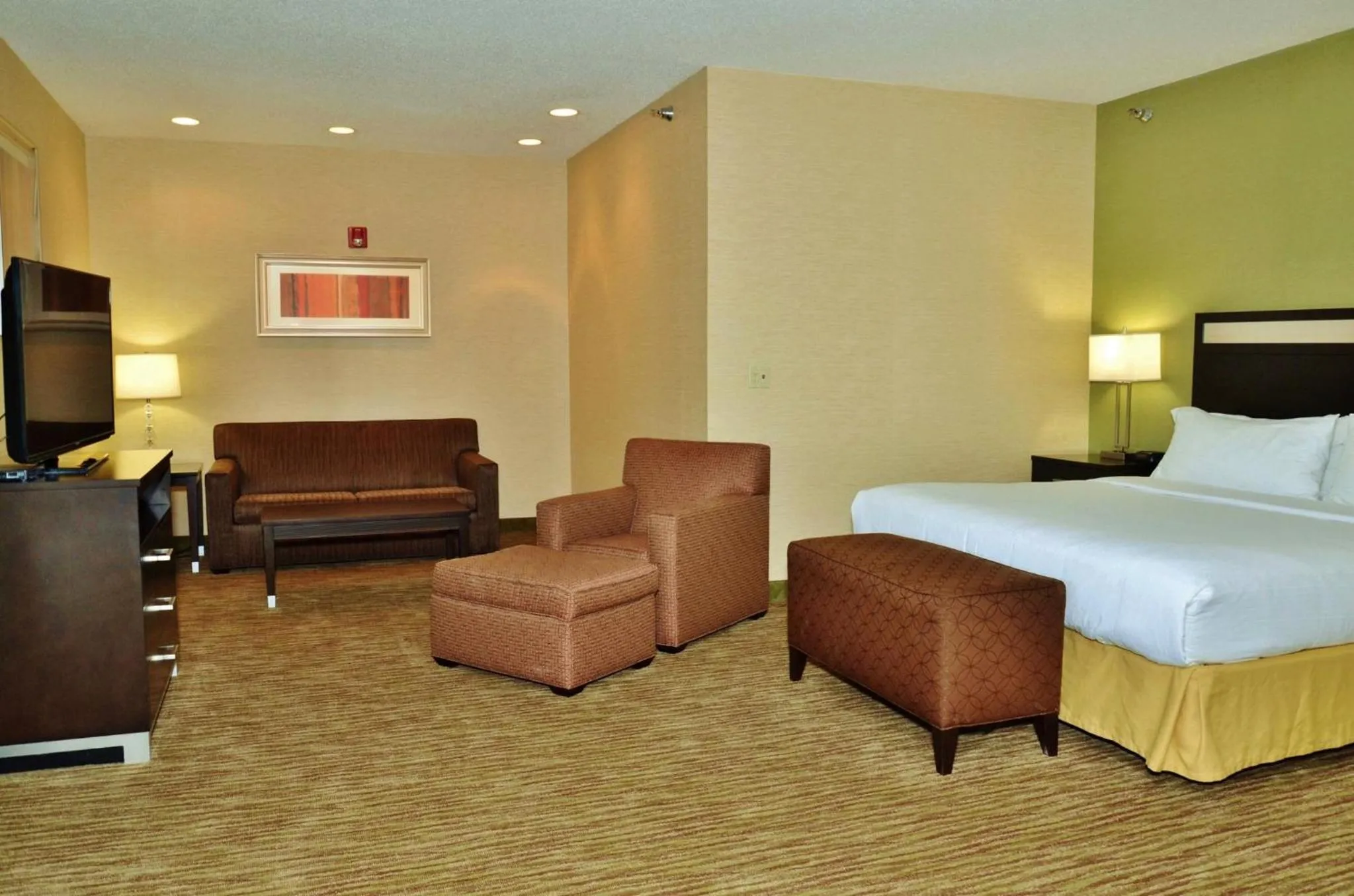 Photo of the whole room, Bed in Holiday Inn Express Hotel & Suites Center Township by IHG