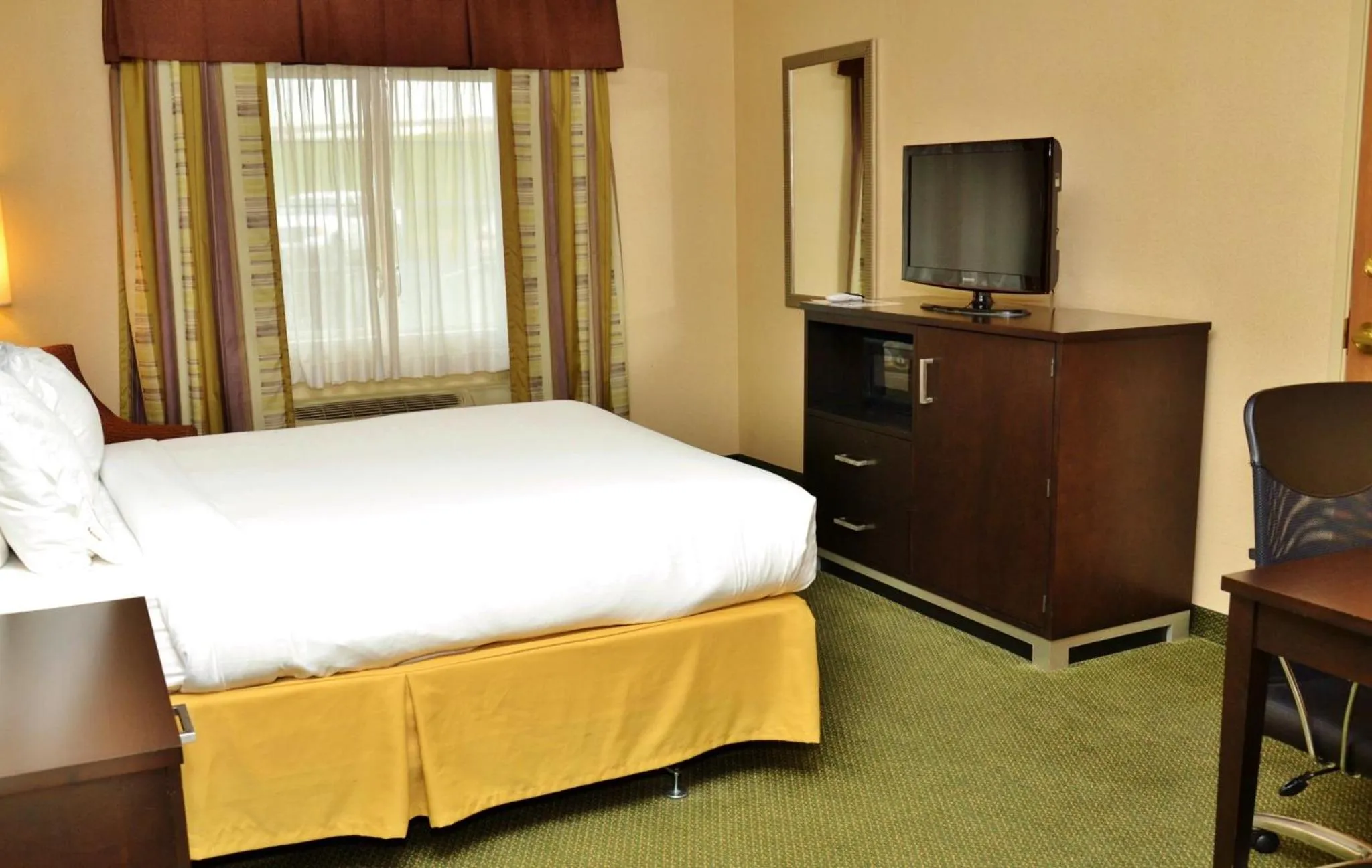Photo of the whole room, Bed in Holiday Inn Express Hotel & Suites Center Township by IHG