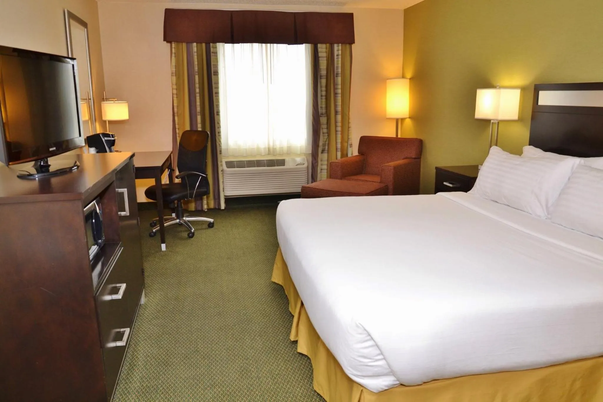 Photo of the whole room, Bed in Holiday Inn Express Hotel & Suites Center Township by IHG