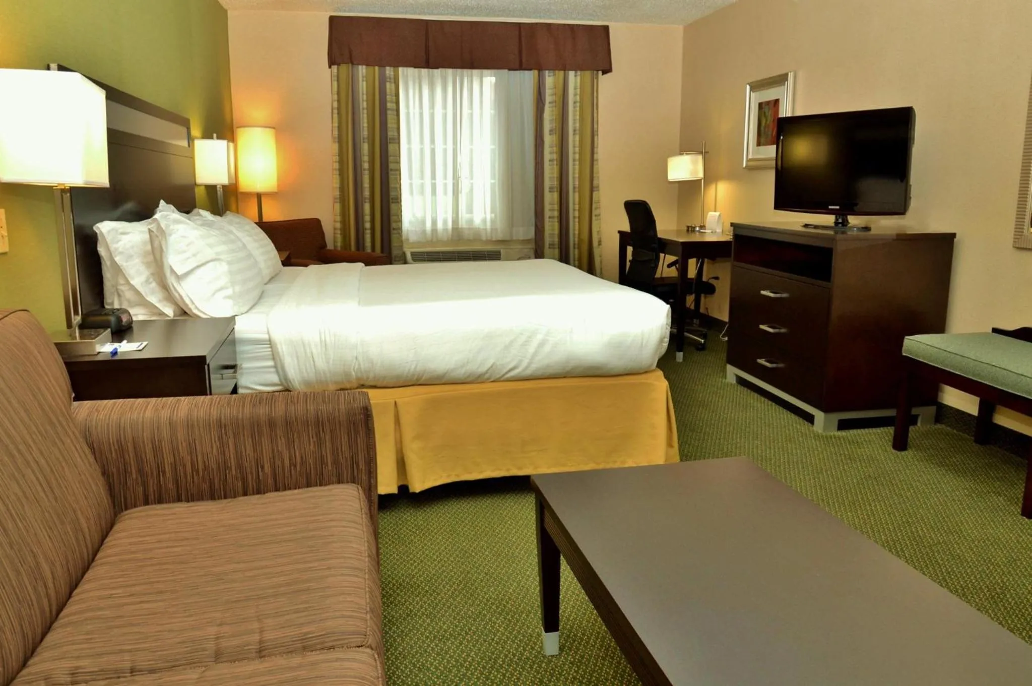 Photo of the whole room, Bed in Holiday Inn Express Hotel & Suites Center Township by IHG