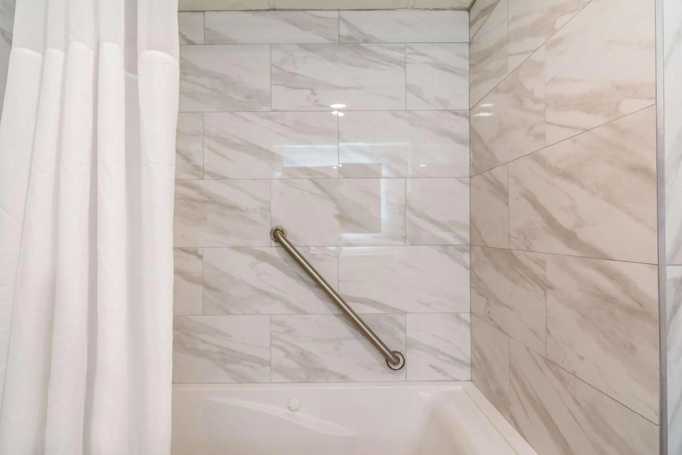 Photo of the whole room in Clarion Pointe South Boston - Danville East