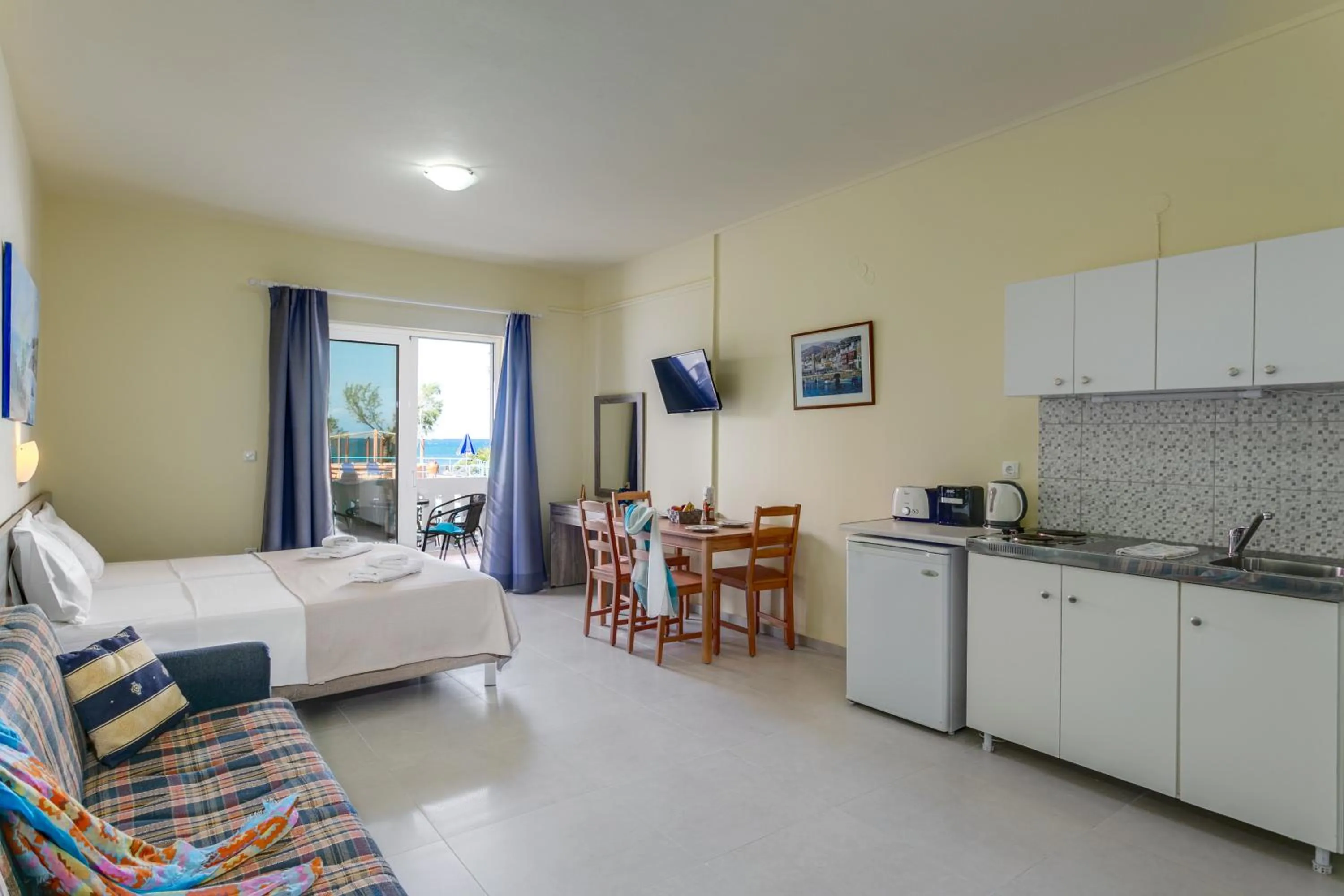 Kitchen or kitchenette, Bed in Eden Beach Hotel