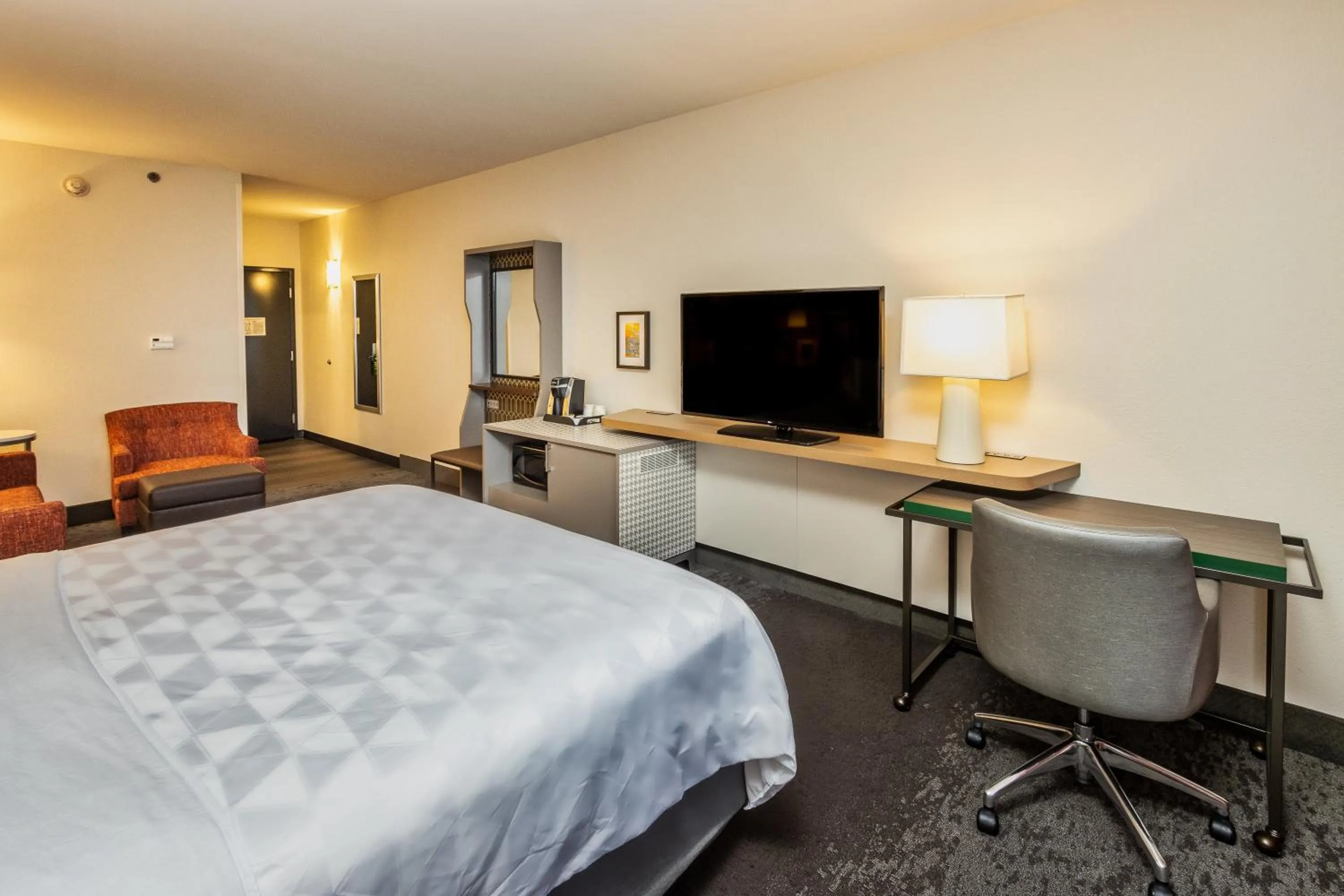 Photo of the whole room, Bed in Holiday Inn Hotel & Suites Memphis-Wolfchase Galleria by IHG
