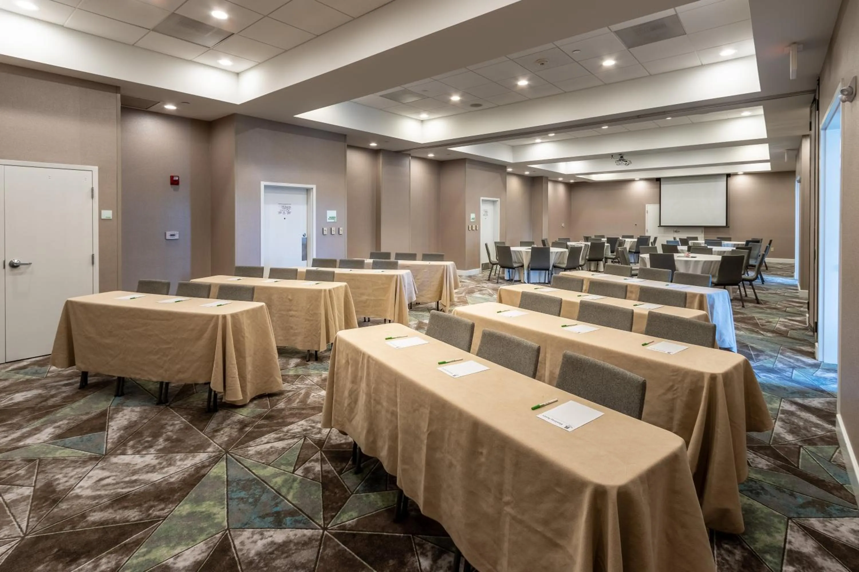 Meeting/conference room in Holiday Inn Hotel & Suites Memphis-Wolfchase Galleria by IHG