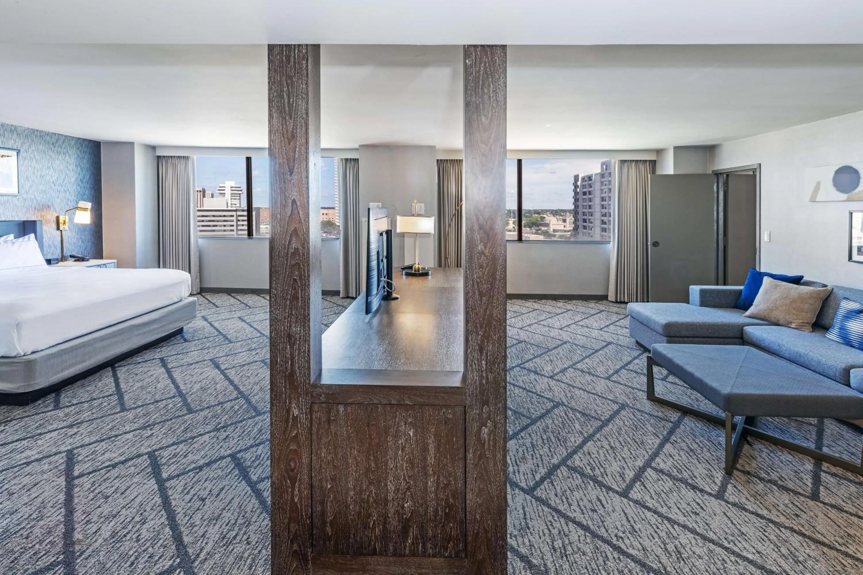 Living room, Bed in DoubleTree by Hilton Tulsa Downtown