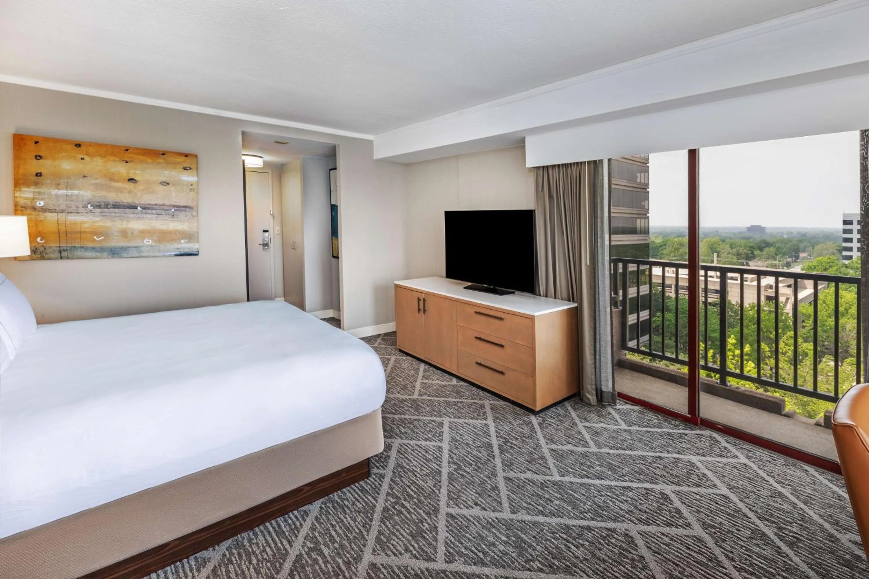 Bedroom, Bed in DoubleTree by Hilton Tulsa - Warren Place