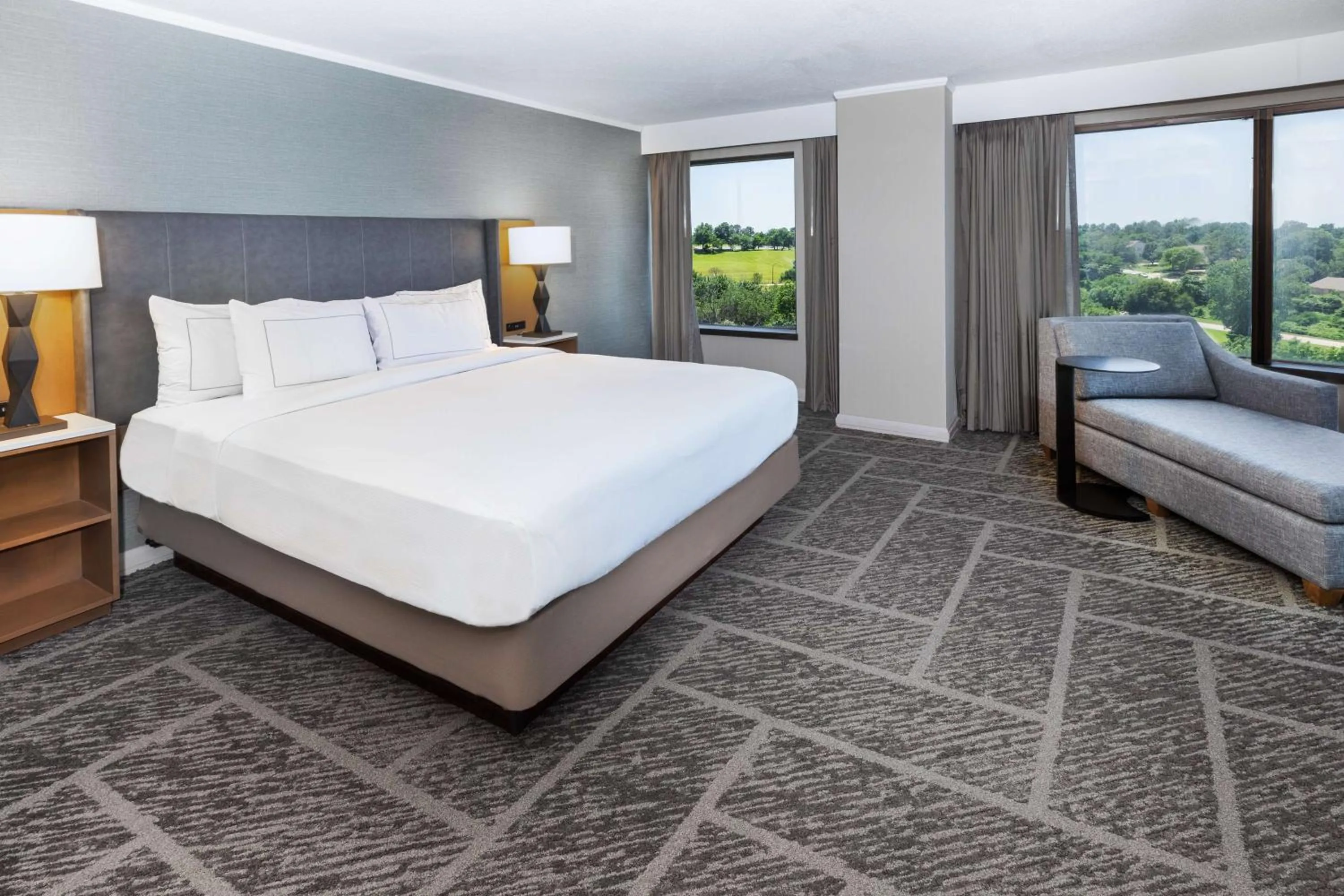 Bed in DoubleTree by Hilton Tulsa - Warren Place