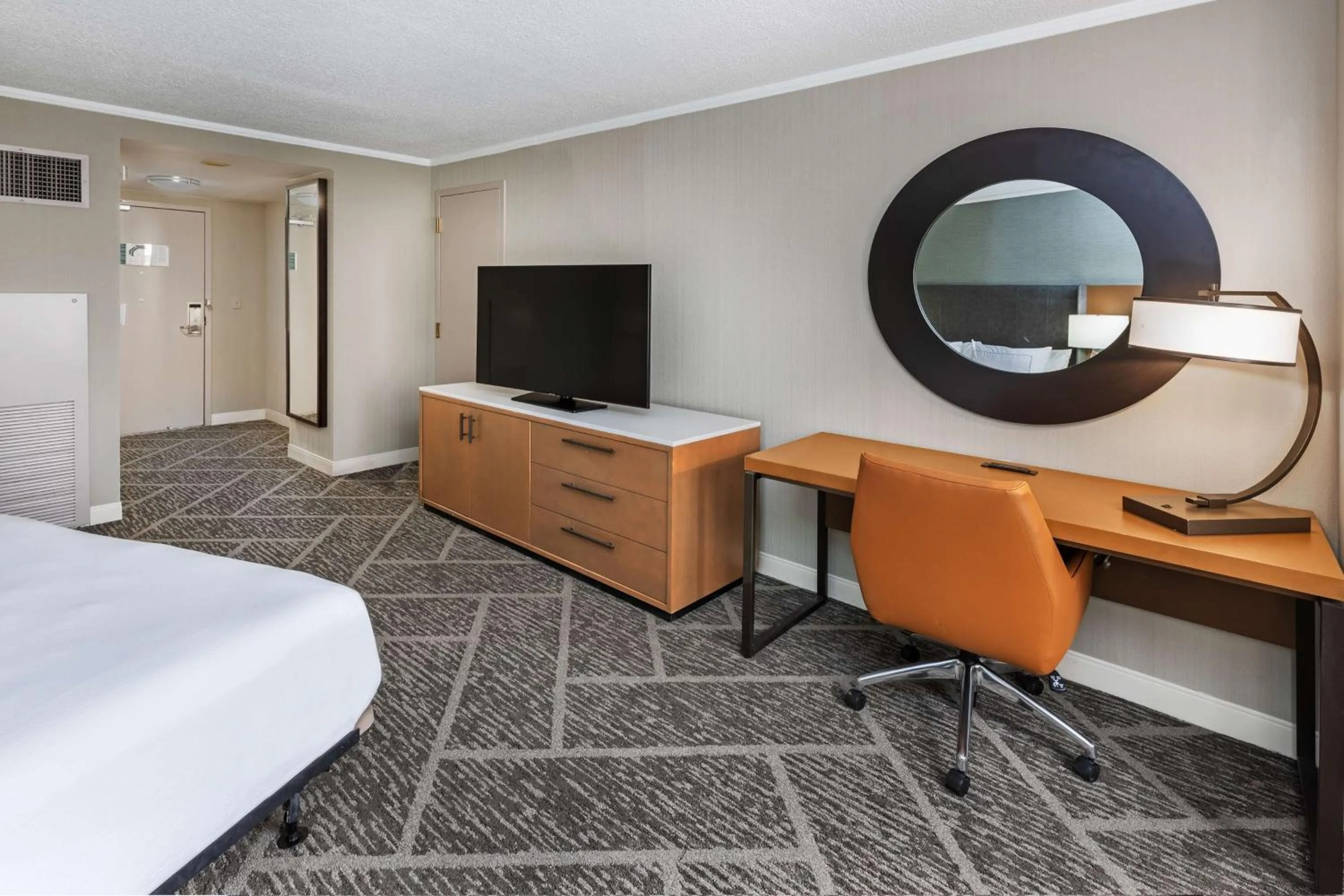 Bedroom, Bed in DoubleTree by Hilton Tulsa - Warren Place