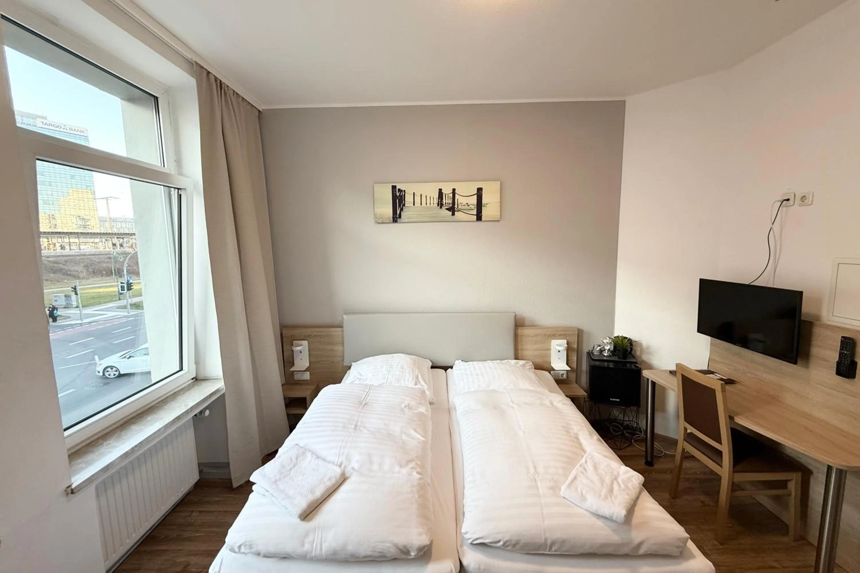 Photo of the whole room, Bed in Central Hotel Duisburg