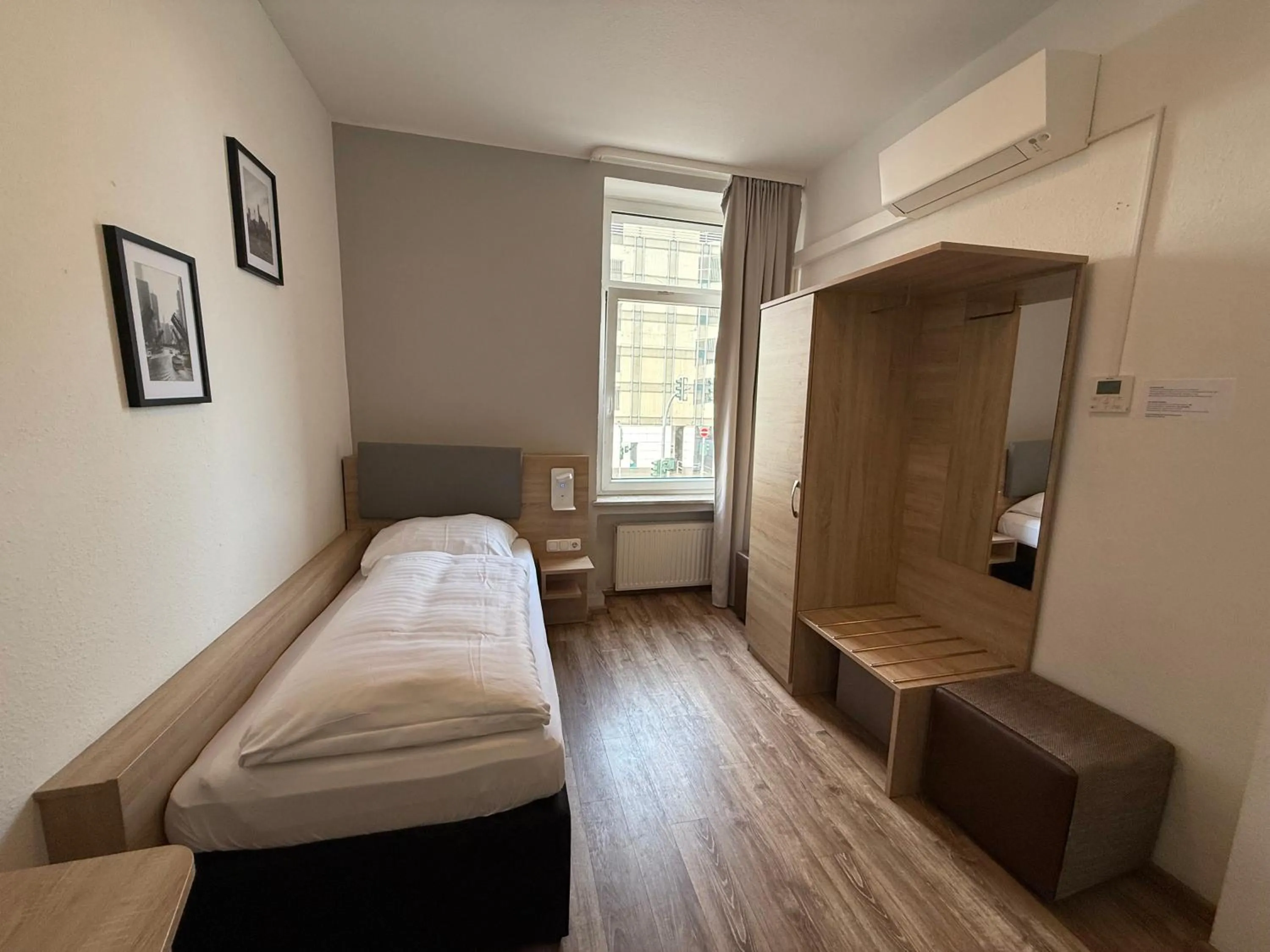 Bed in Central Hotel Duisburg