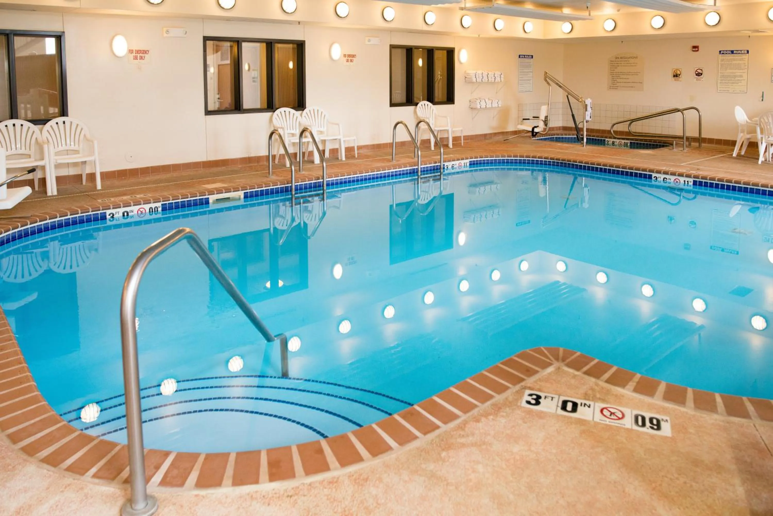 Swimming pool in Holiday Inn Express Hotel & Suites Chanhassen by IHG