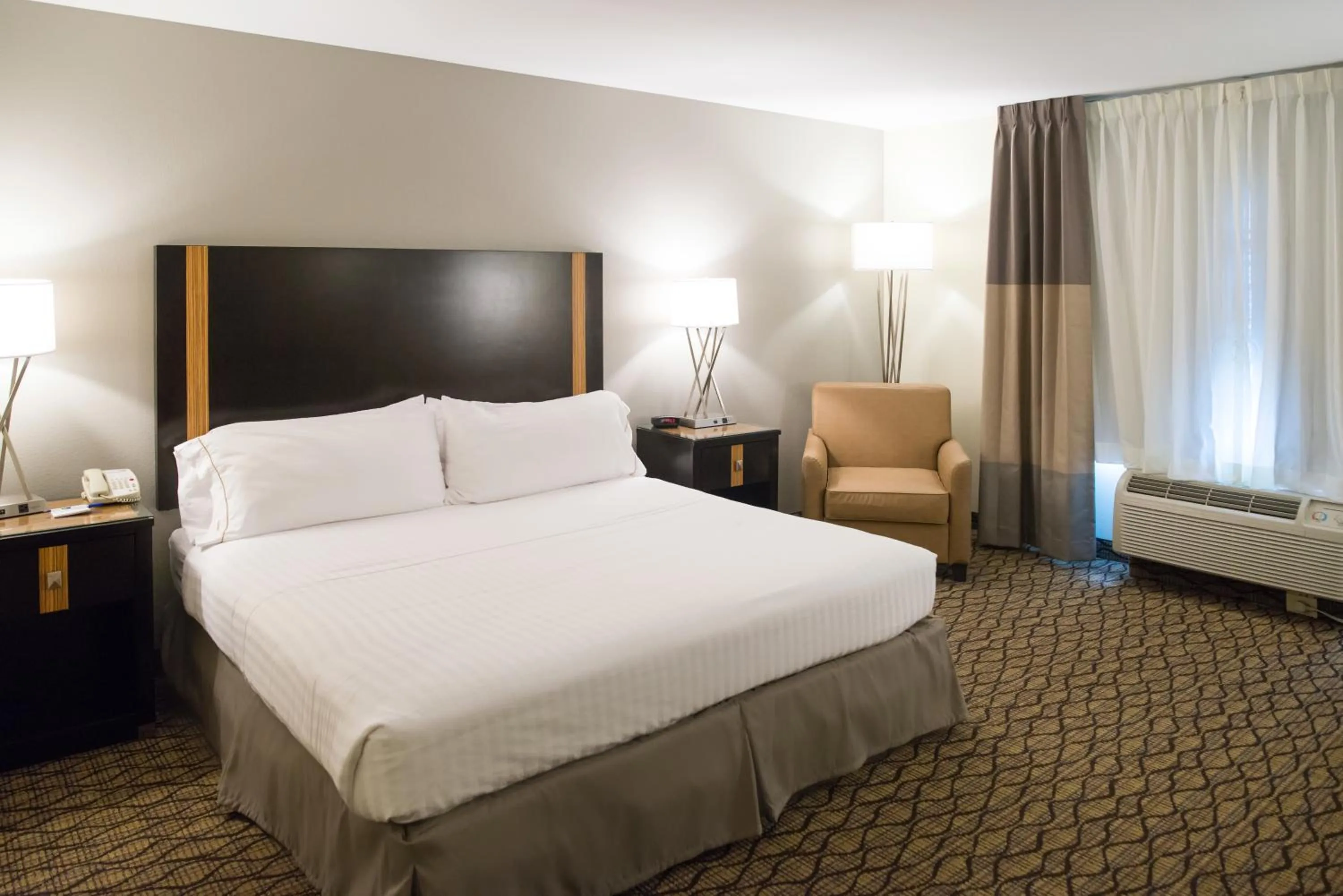 Bed in Holiday Inn Express Hotel & Suites Chanhassen by IHG