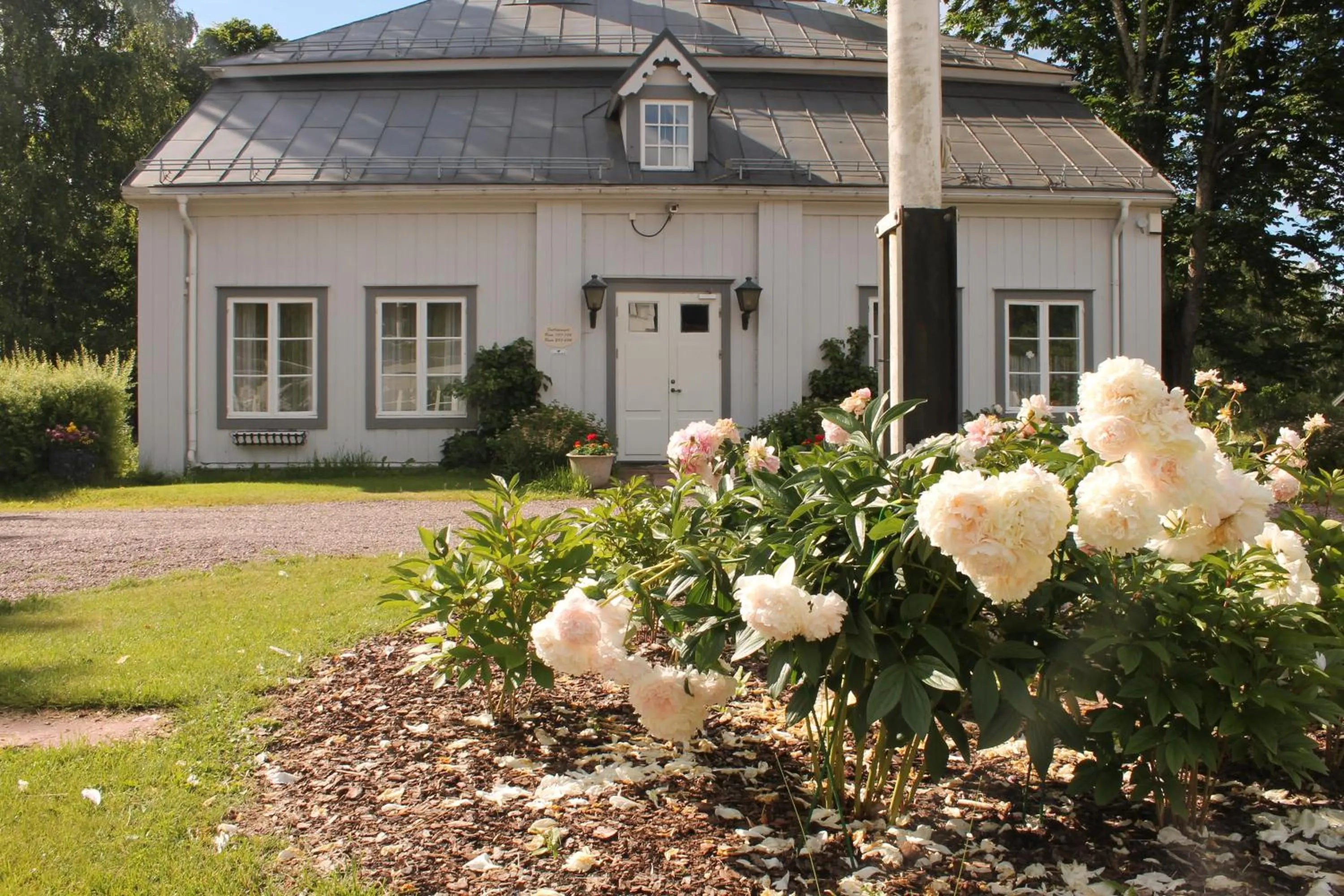 Facade/entrance in Wanbo Herrgård