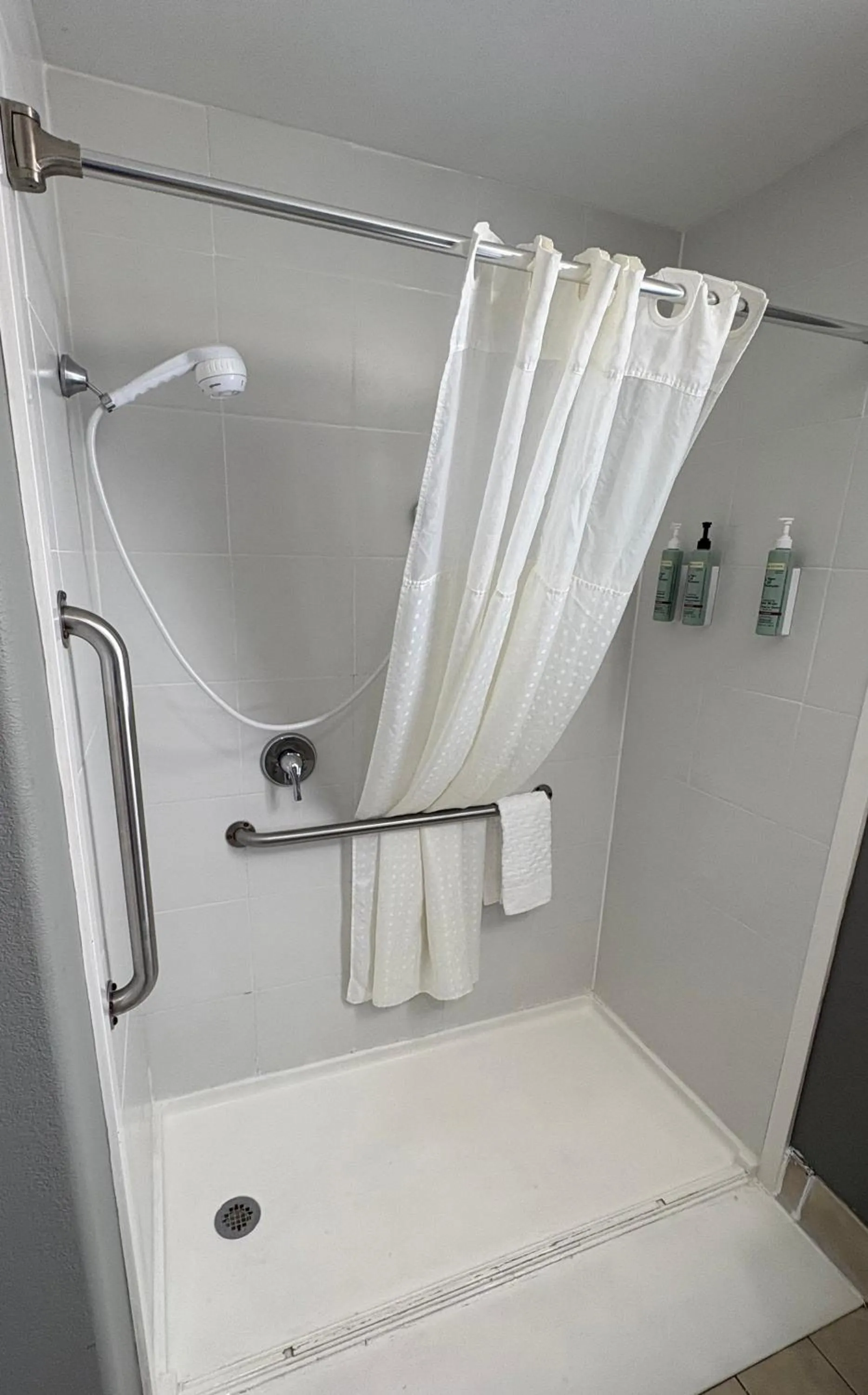 Shower in Best Western Pawleys Island