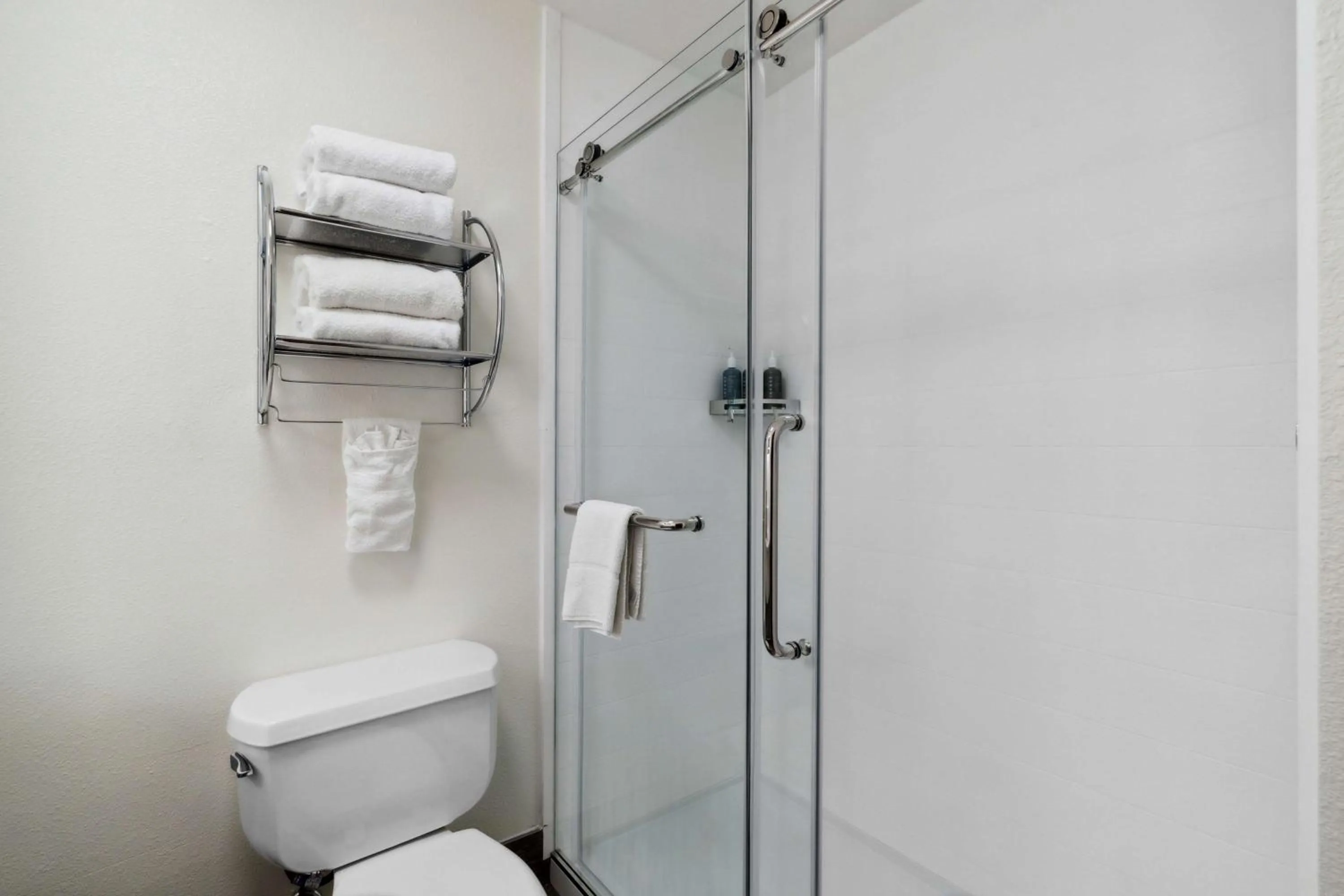 Bathroom in Sonesta Essential Vacaville Napa Valley