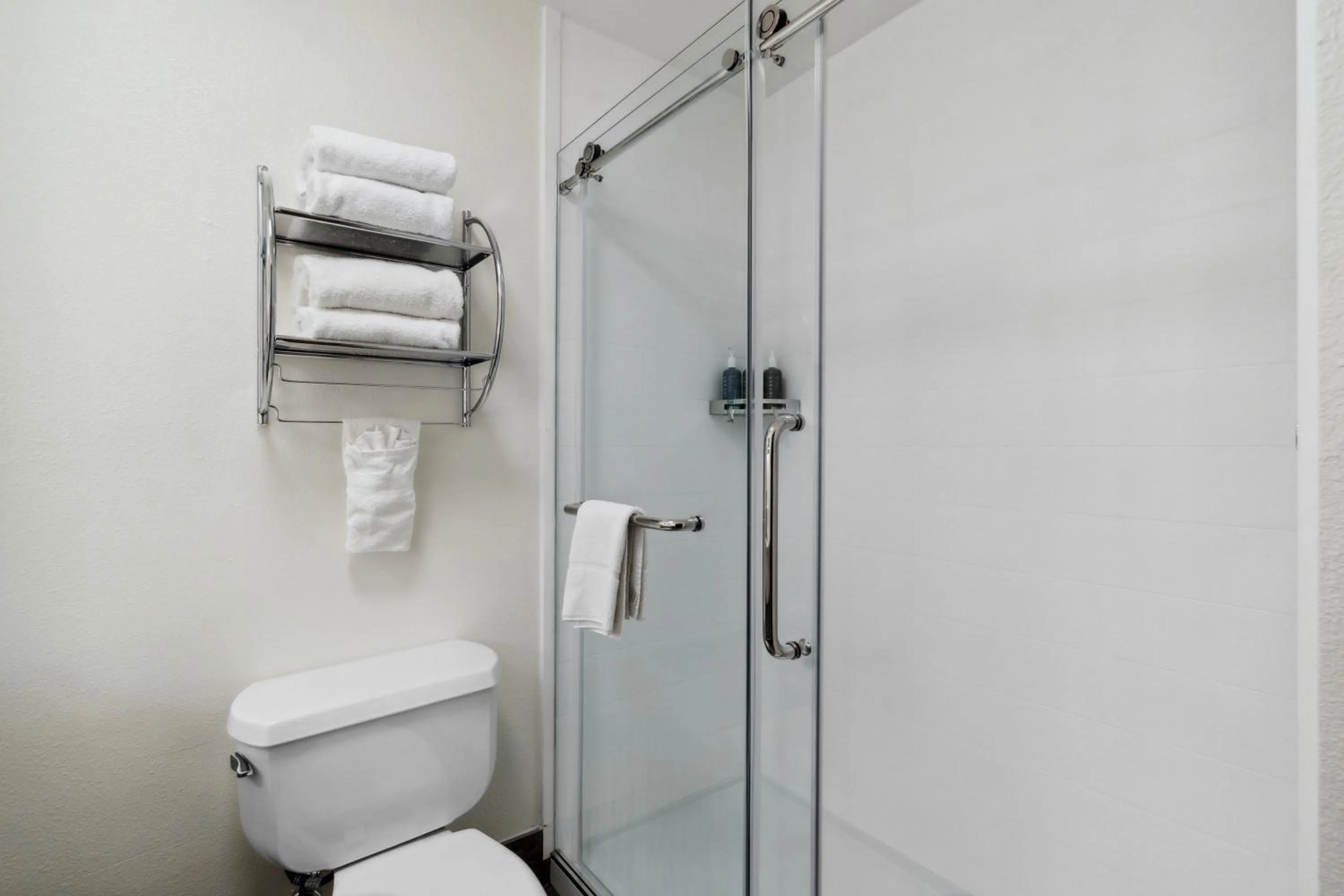 Shower in Sonesta Essential Vacaville Napa Valley