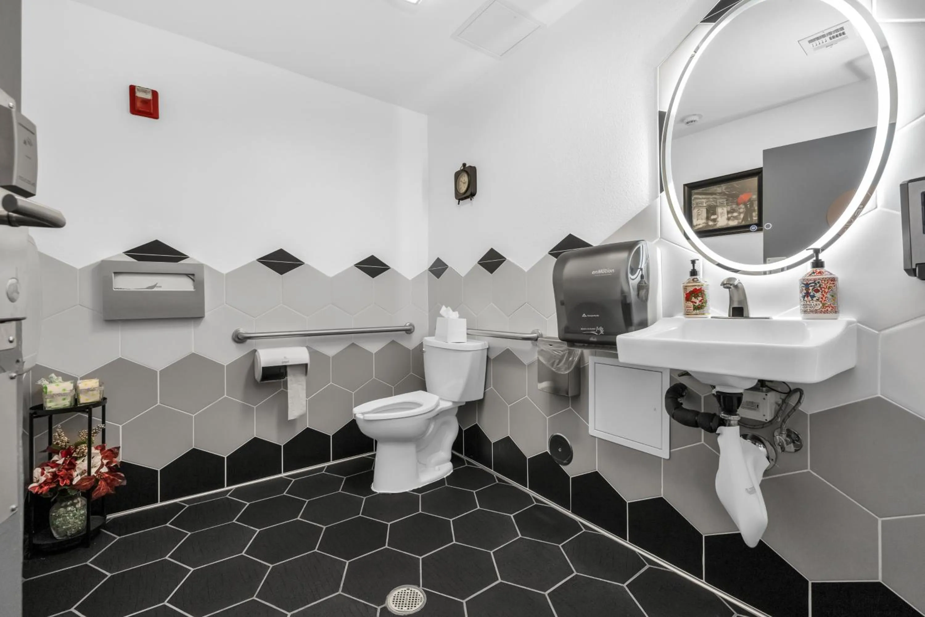 Bathroom in Sonesta Essential Vacaville Napa Valley