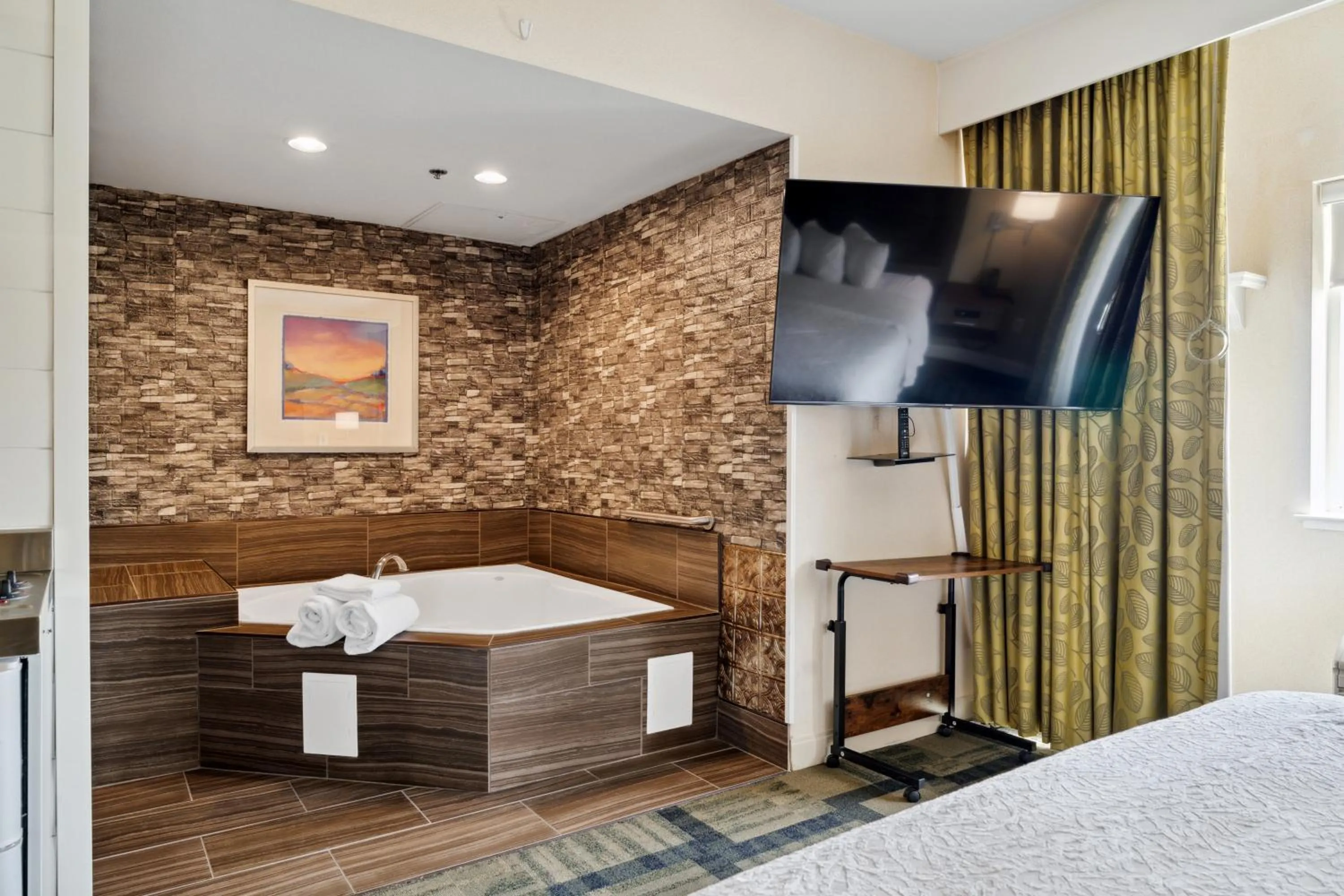 Hot Tub, Bed in Sonesta Essential Vacaville Napa Valley