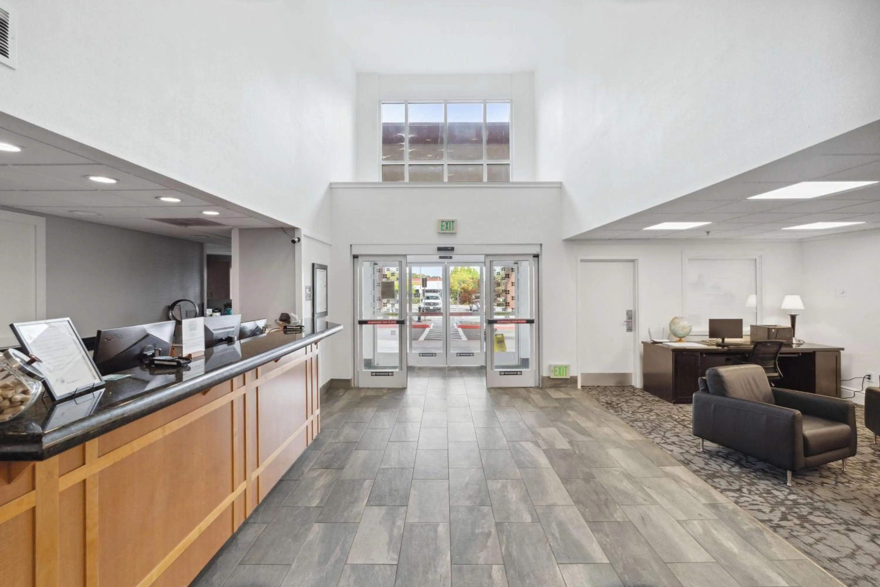 Lobby or reception in Sonesta Essential Vacaville Napa Valley