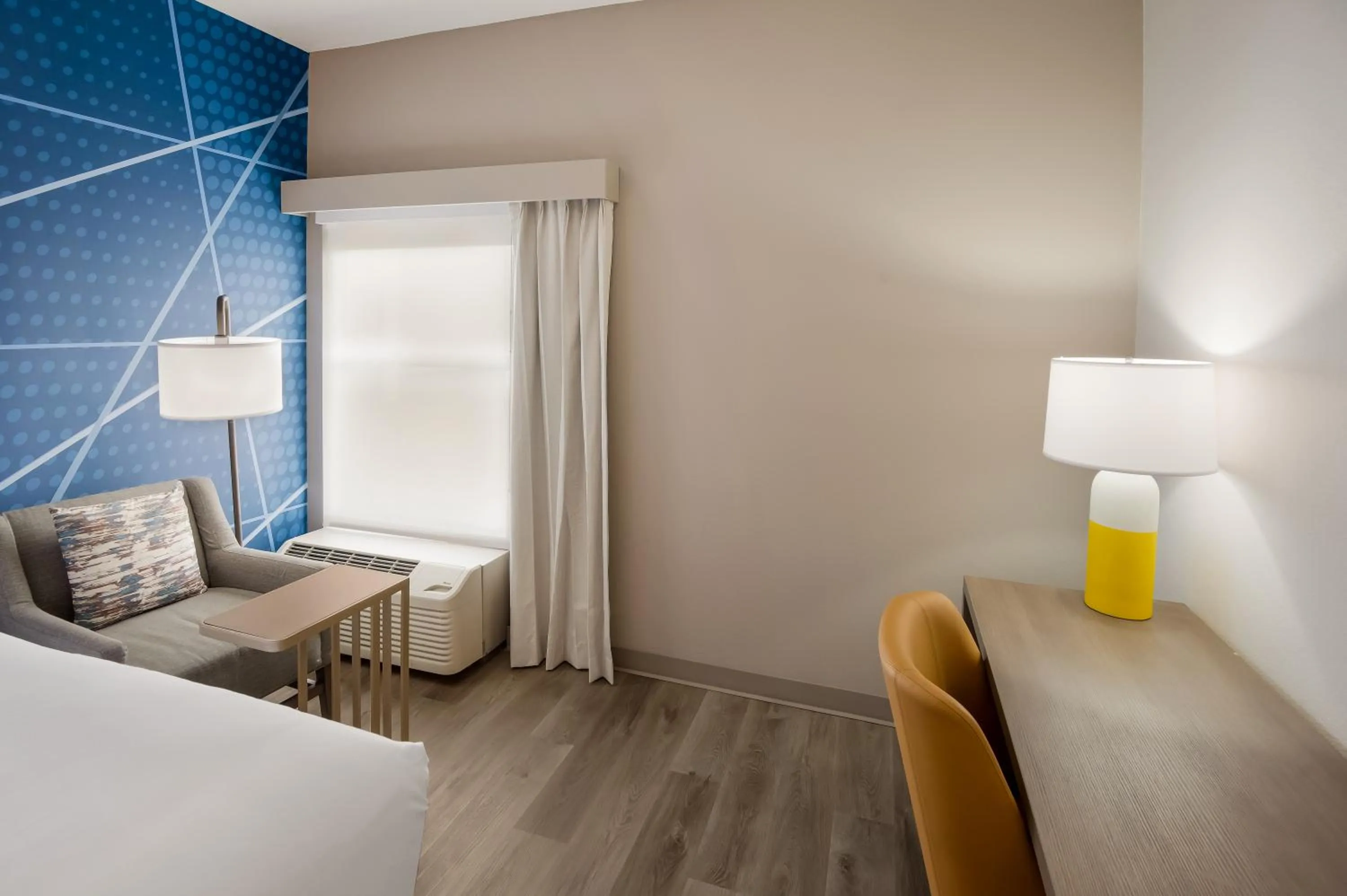 Seating area, Bed in Comfort Inn & Suites Fishers - Indianapolis