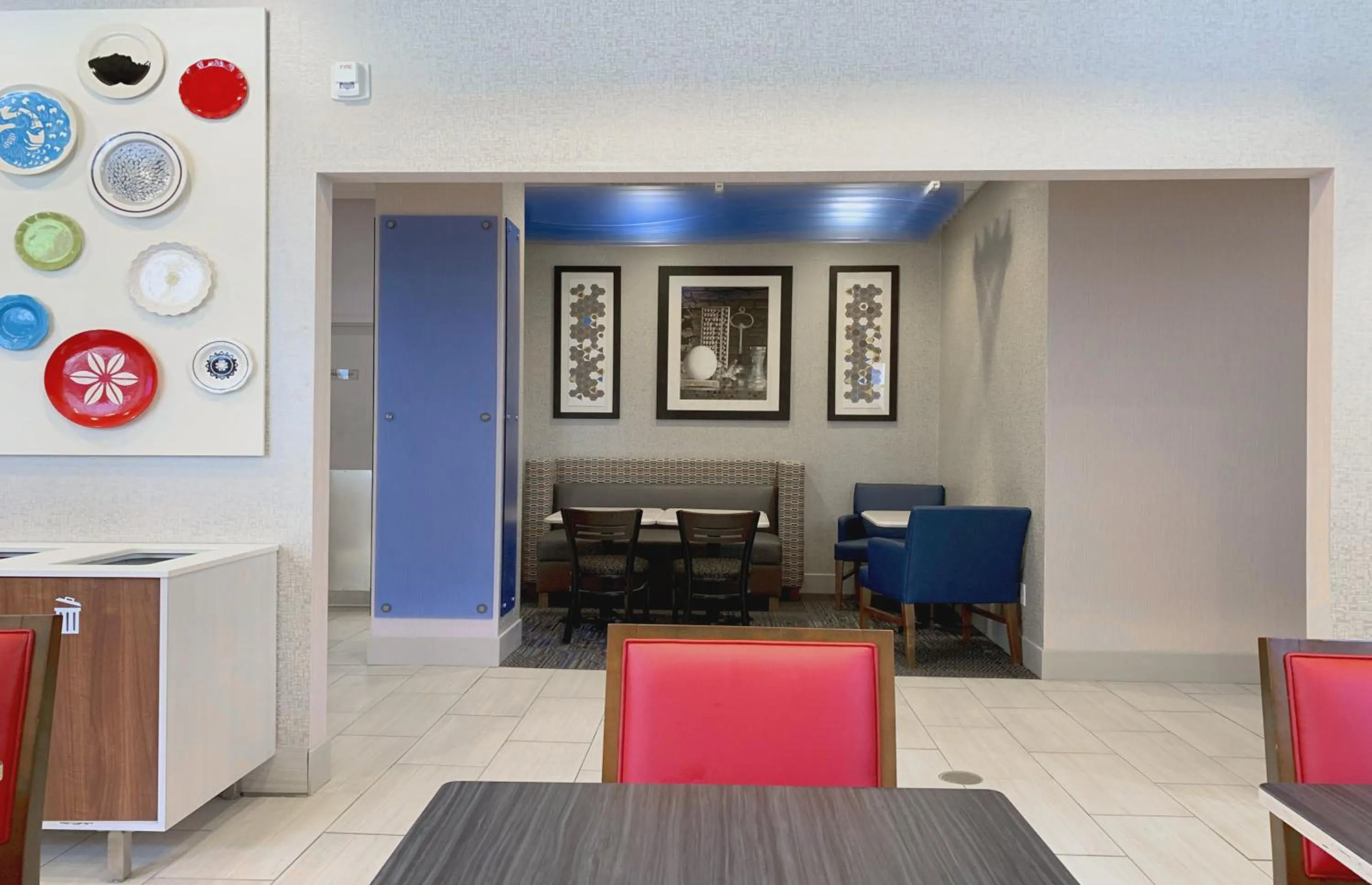 Restaurant/places to eat in Holiday Inn Express Hotel & Suites Minneapolis-Downtown Convention Center by IHG