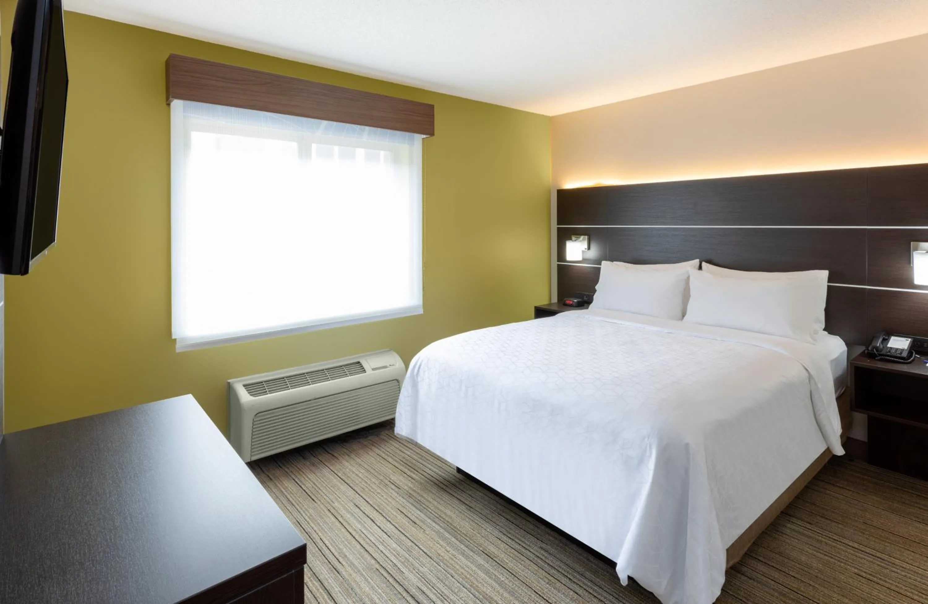 Photo of the whole room, Bed in Holiday Inn Express Hotel & Suites Minneapolis-Downtown Convention Center by IHG