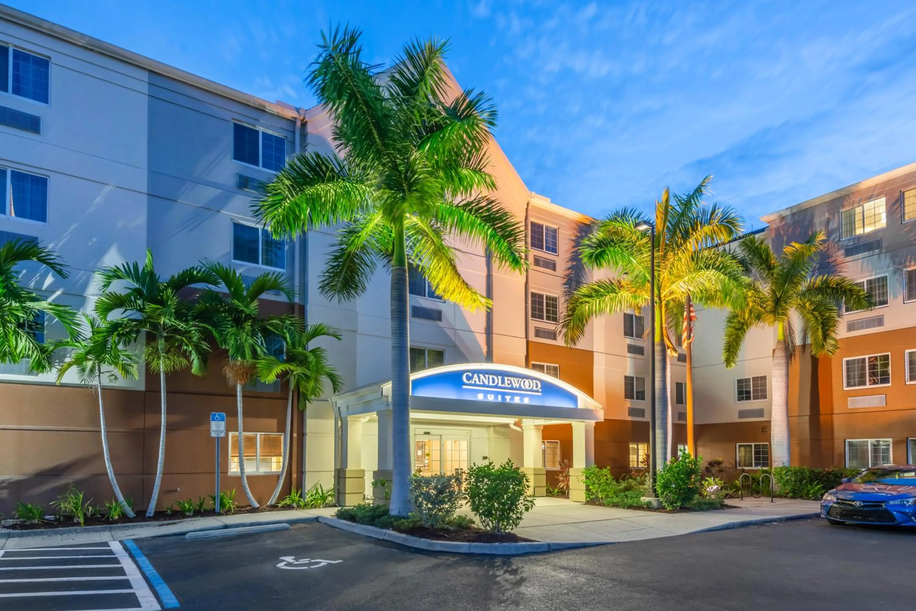 Property building in Candlewood Suites Fort Myers/Sanibel Gateway by IHG
