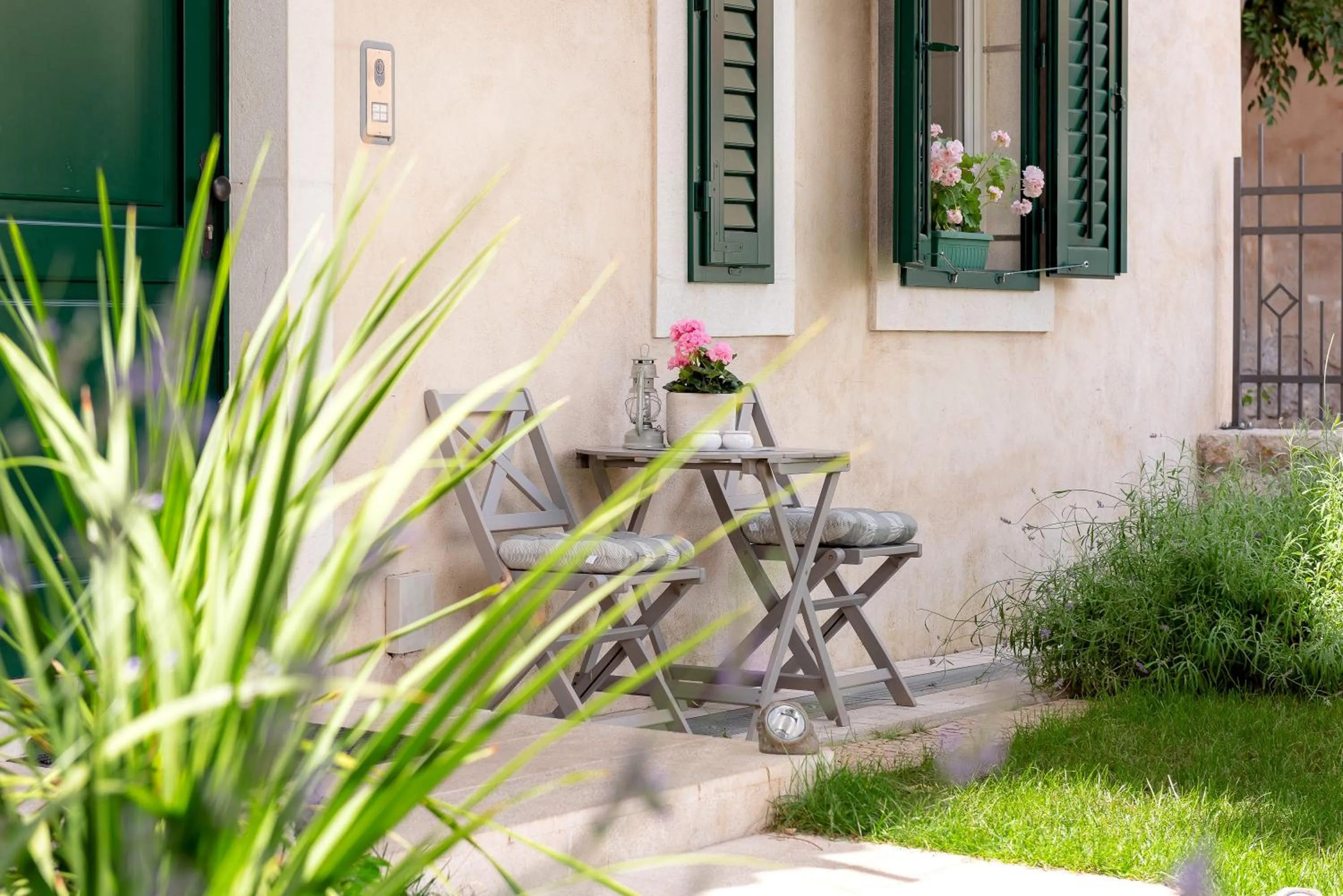 Facade/entrance in Vila Ora