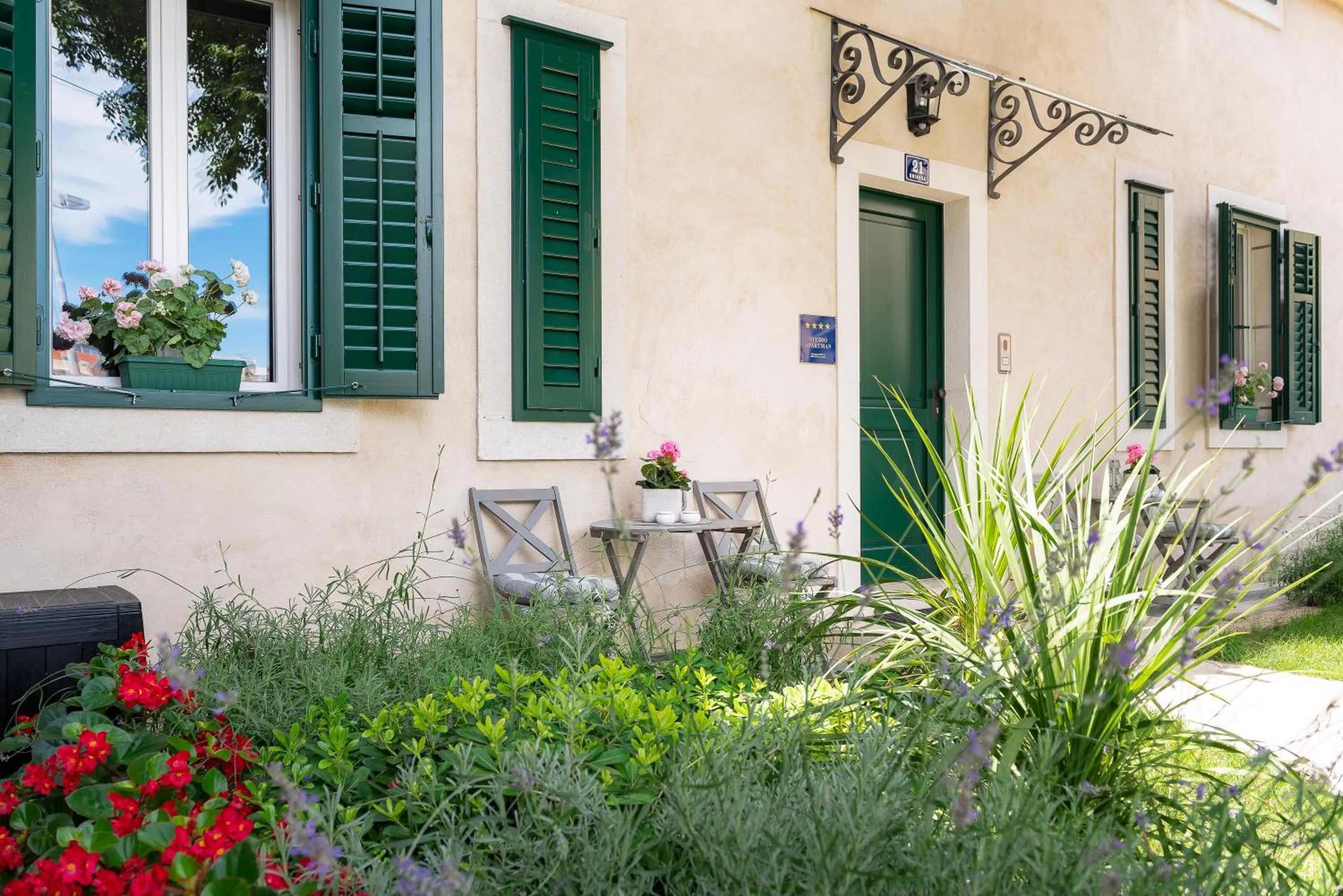 Facade/entrance in Vila Ora