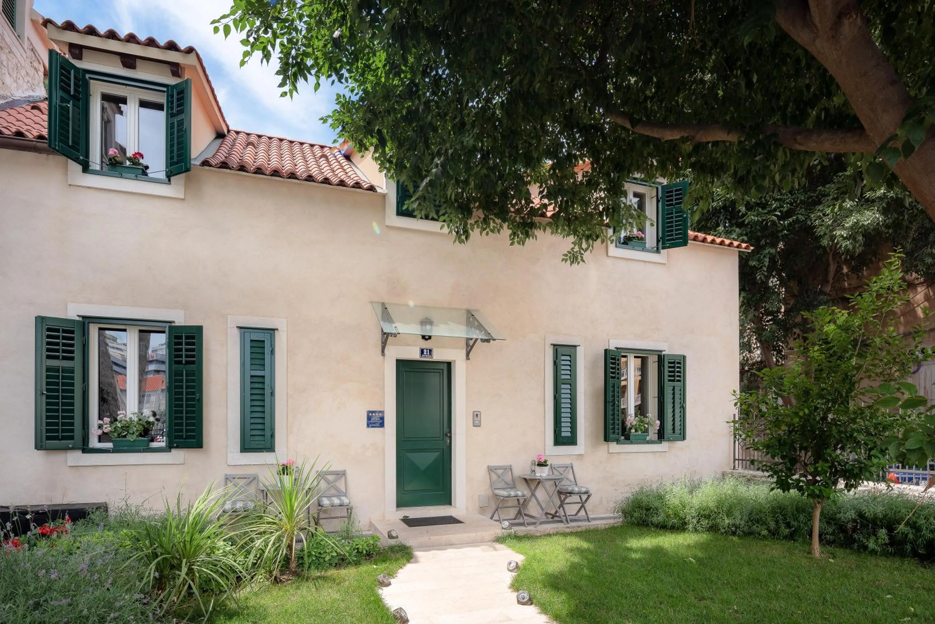 Facade/entrance in Vila Ora